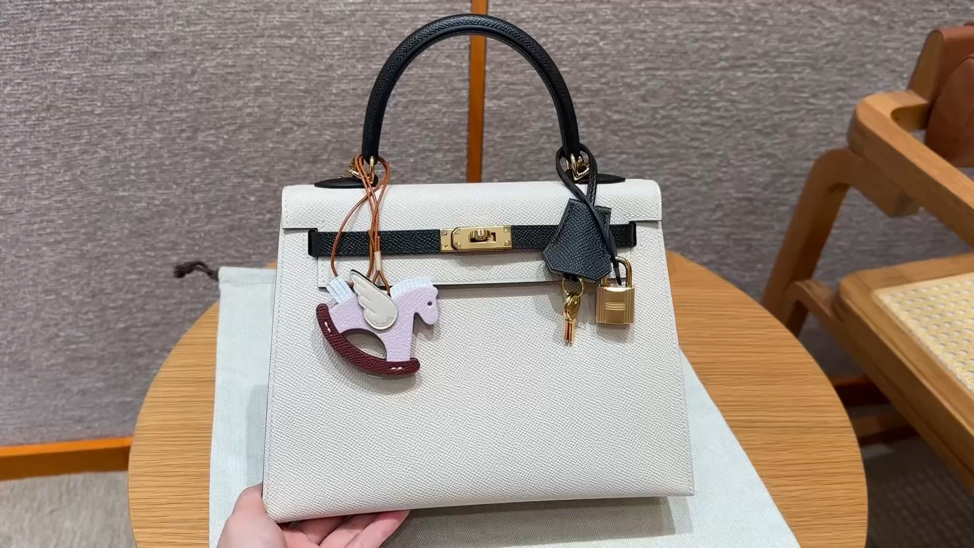 Hermès Kelly 25/28/32cm in Epsom leather, fully hand-stitched with waxed thread, customized in color-block design.