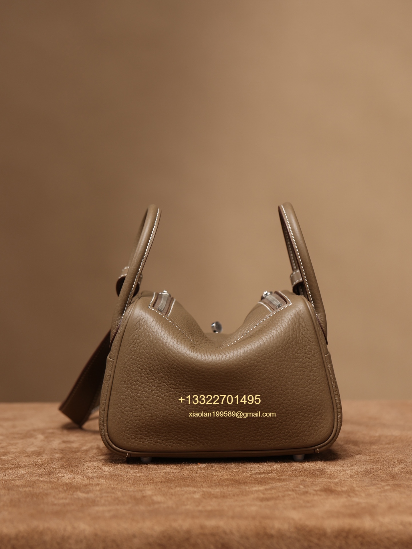 Hermès Lindy Mini 19cm in Etoupe Crafted with Hermès' exclusive Clemence leather, Purely Handcrafted, High-End Customization Edition