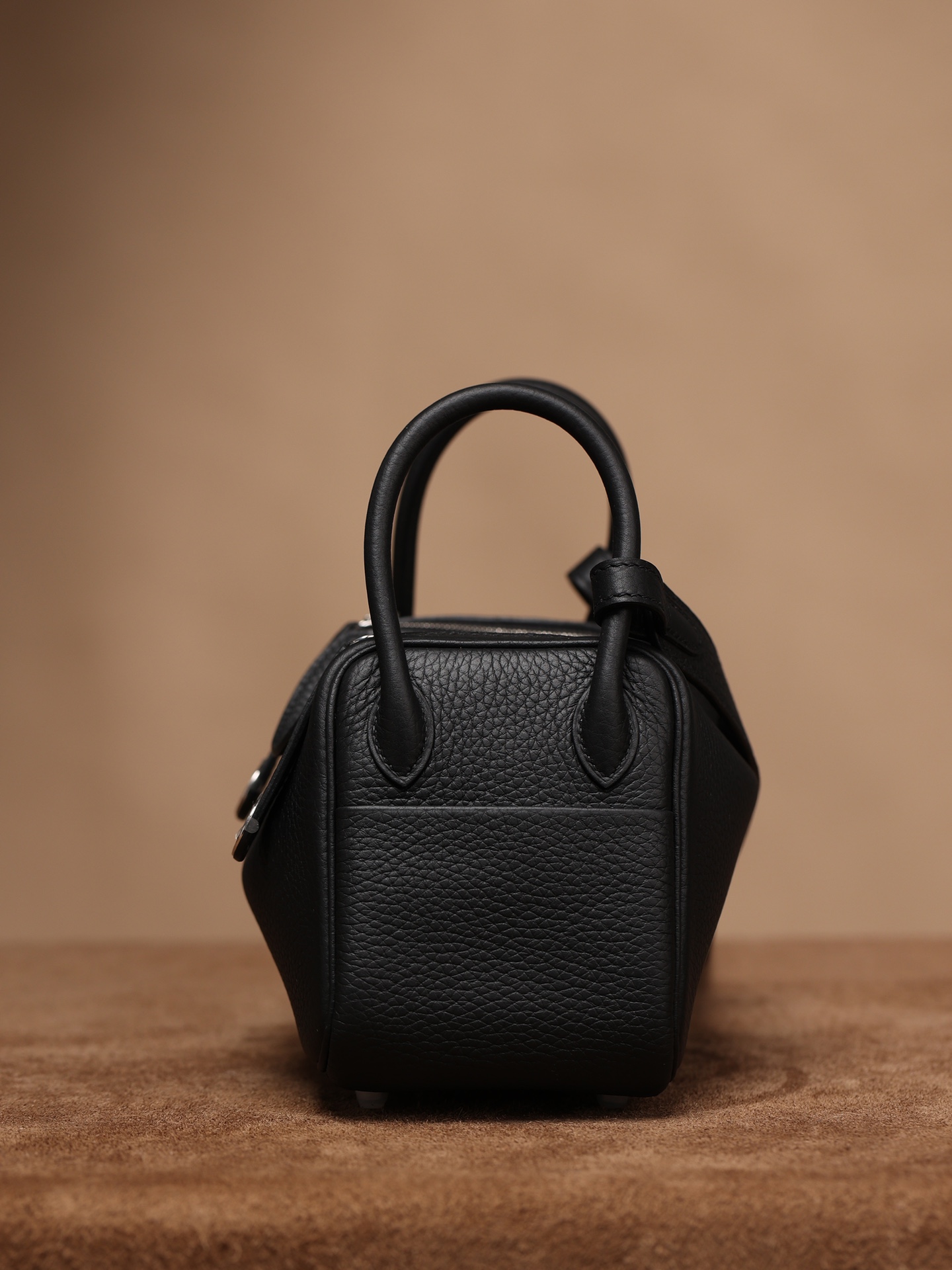 Hermès Lindy Mini 19cm in Black, crafted with Hermès' exclusive Clemence leather, purely handcrafted, high-end customization edition.