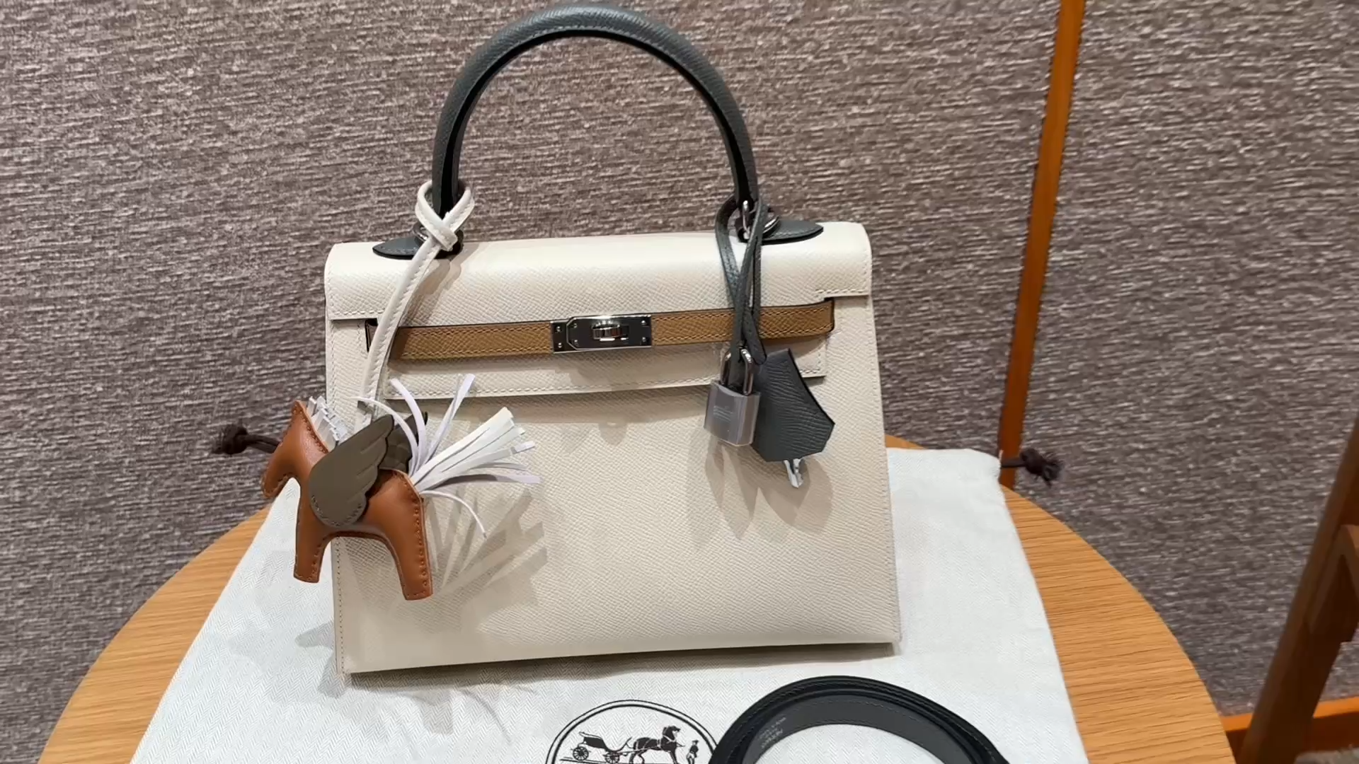 Hermès Kelly 25/28/32cm in Epsom leather, fully hand-stitched with waxed thread, customized in color-block design.