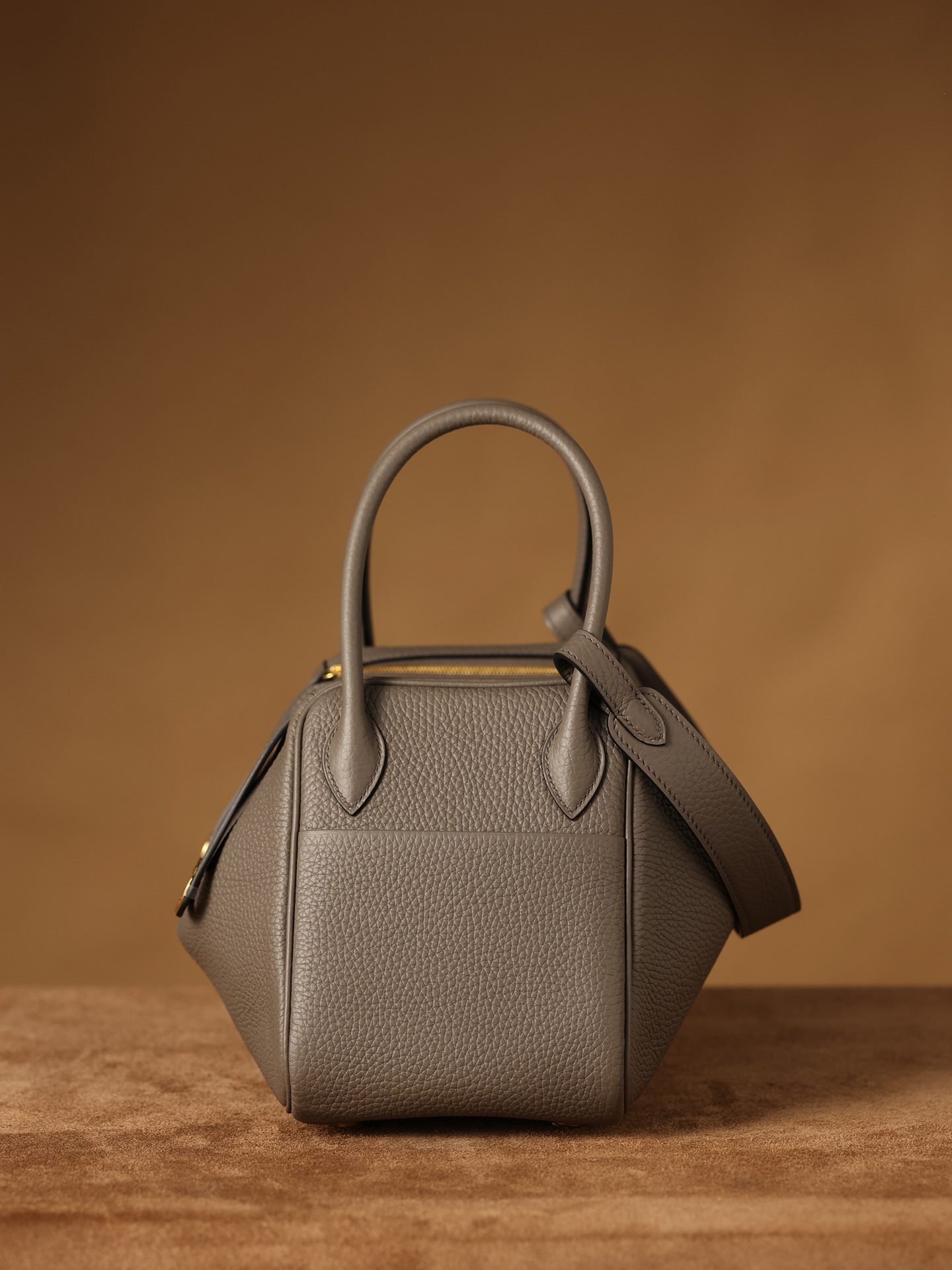 Hermès Lindy in Pewter Grey, crafted with Hermès' exclusive Clemence leather, purely handcrafted, high-end customization edition.