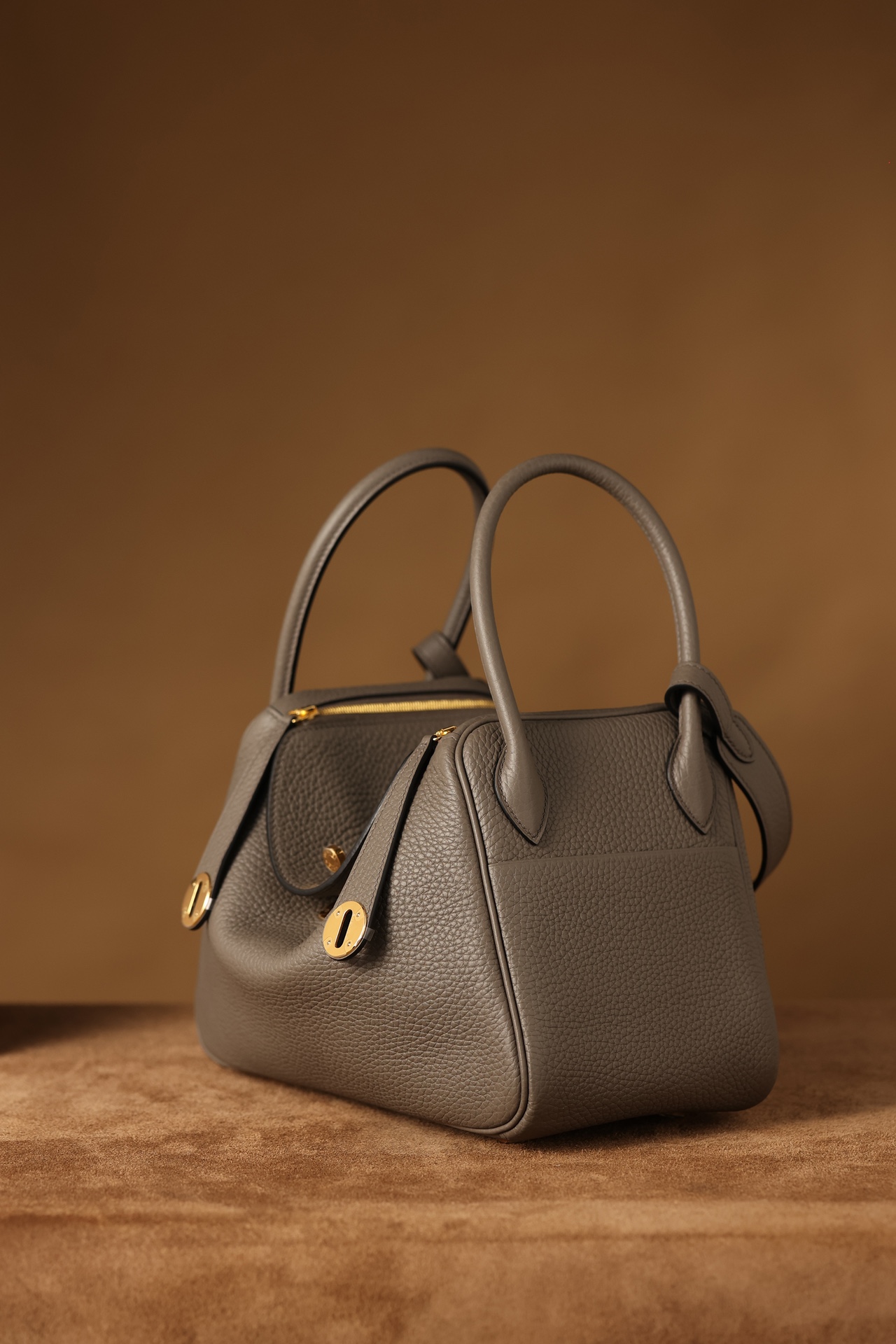Hermès Lindy in Pewter Grey, crafted with Hermès' exclusive Clemence leather, purely handcrafted, high-end customization edition.