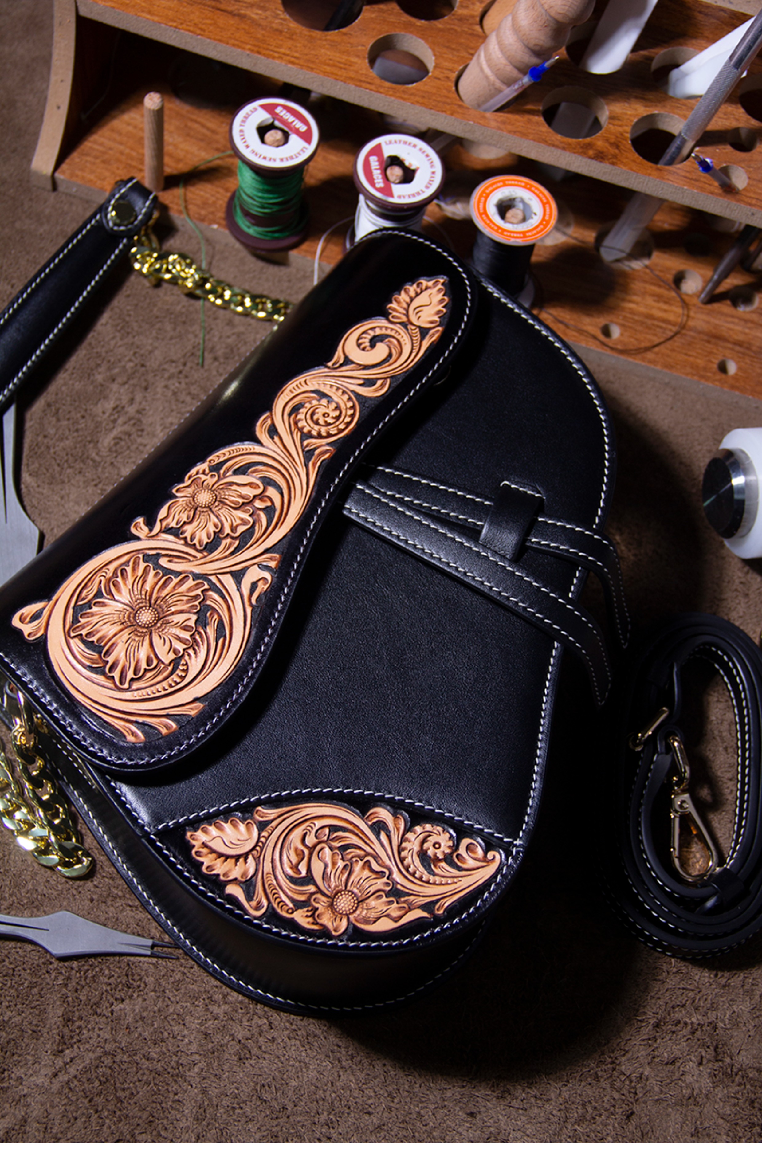 New Chinese-style Leather Carved Saddle Bag, Luxury Niche Women's Crossbody Bag, Genuine Leather, Trendy and Unique Shoulder Backpack.