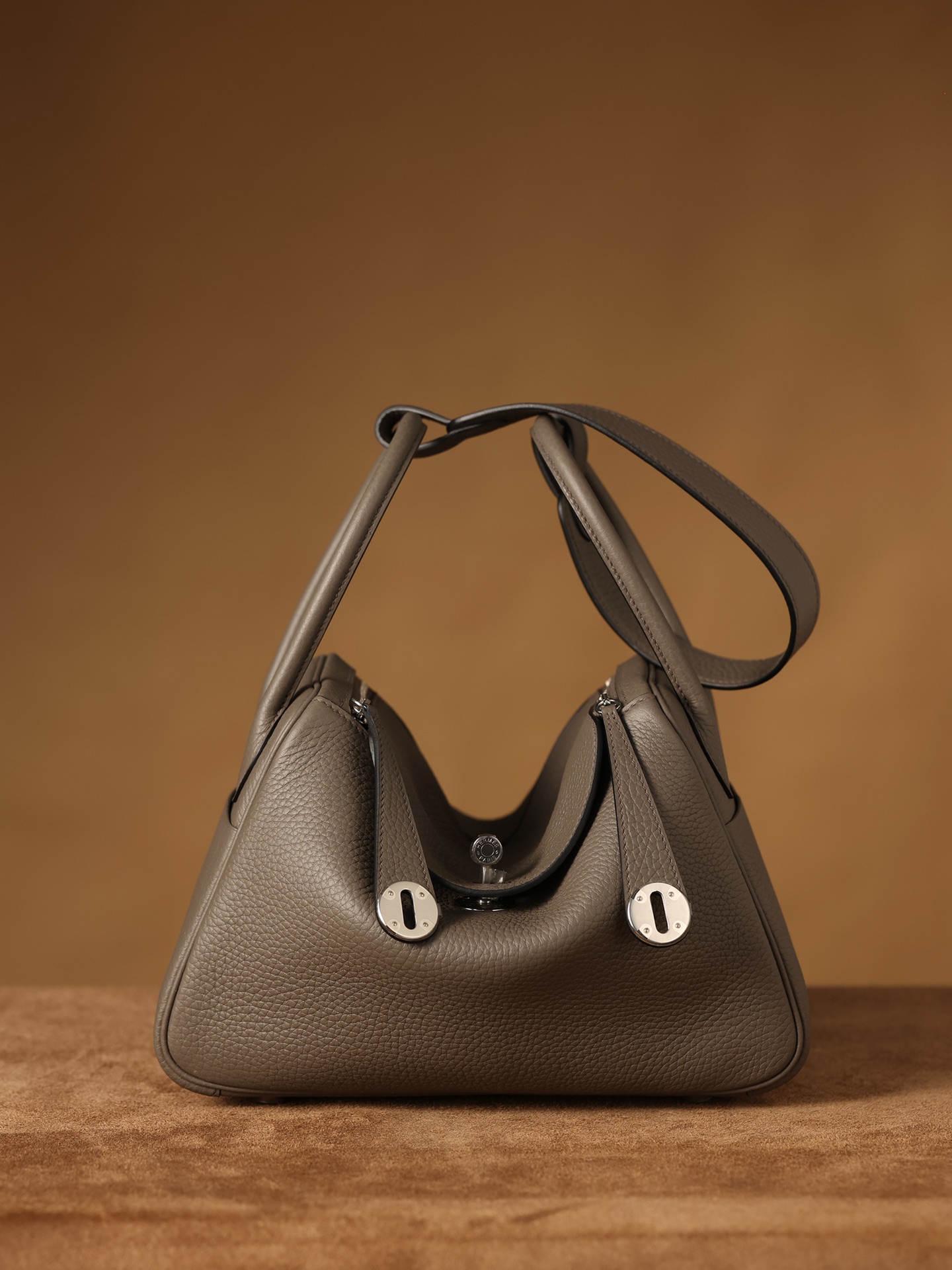 Hermès Lindy in Pewter Grey, crafted with Hermès' exclusive Clemence leather, purely handcrafted, high-end customization edition.