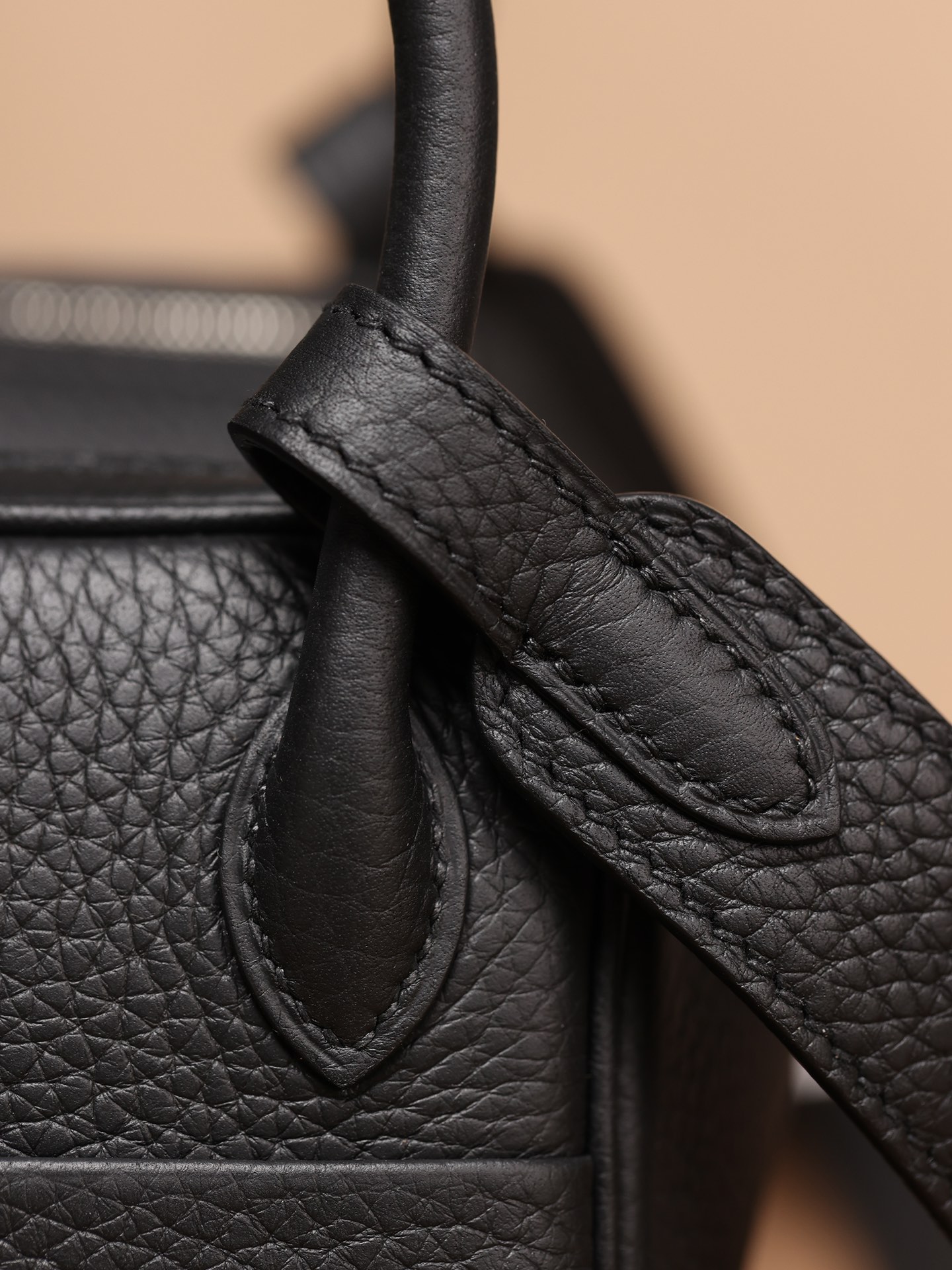 Hermès Lindy Mini 19cm in Black, crafted with Hermès' exclusive Clemence leather, purely handcrafted, high-end customization edition.