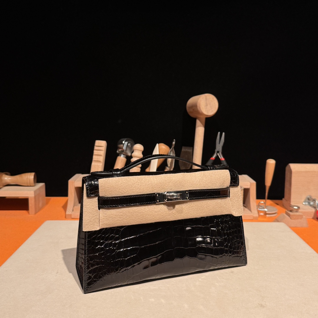 Hermès Kelly Pochette Clutch Bag Shiny Crocodile Leather . Fully Handmade Premium Customization – Black.