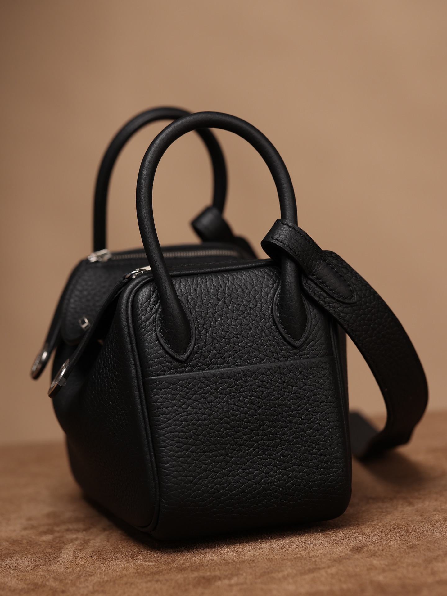 Hermès Lindy Mini 19cm in Black, crafted with Hermès' exclusive Clemence leather, purely handcrafted, high-end customization edition.