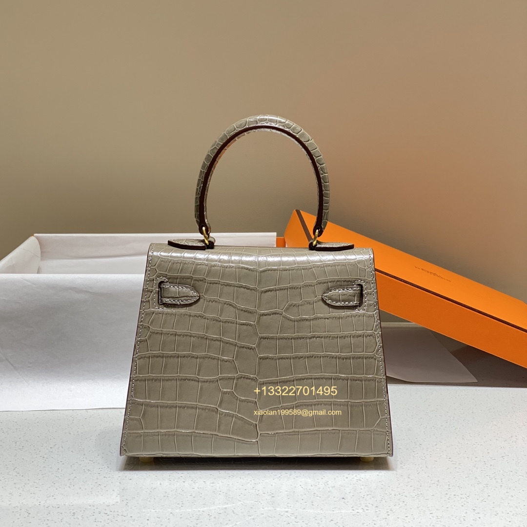 Hermès Mini Kelly 20cm in Elephant Gray Purely Handcrafted with Waxed Thread Stitching, High-End Customization  This is a discontinued and rare piece, but we have it in stock. Highly coveted and rarely seen on the market, it is a favorite among Hermè