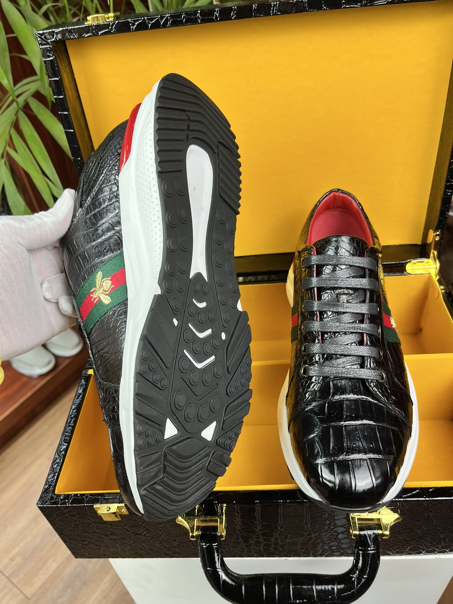 Handcrafted Luxury Private Customization High-Quality Crocodile Leather Shoes, available for customization in various colors and sizes.