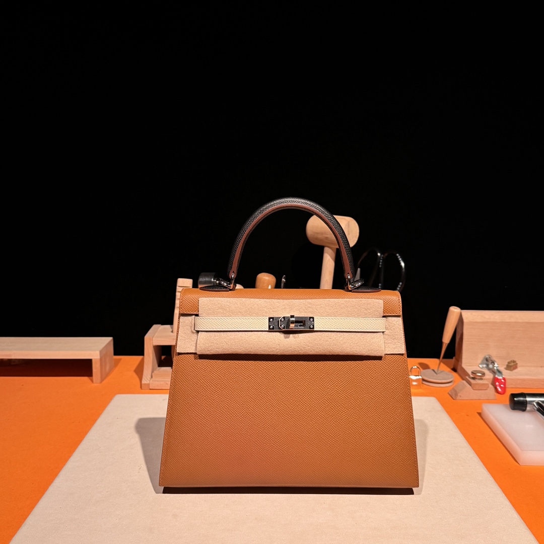 Hermès Kelly 25/28/32cm in Epsom leather, fully hand-stitched with waxed thread, customized in color-block design.