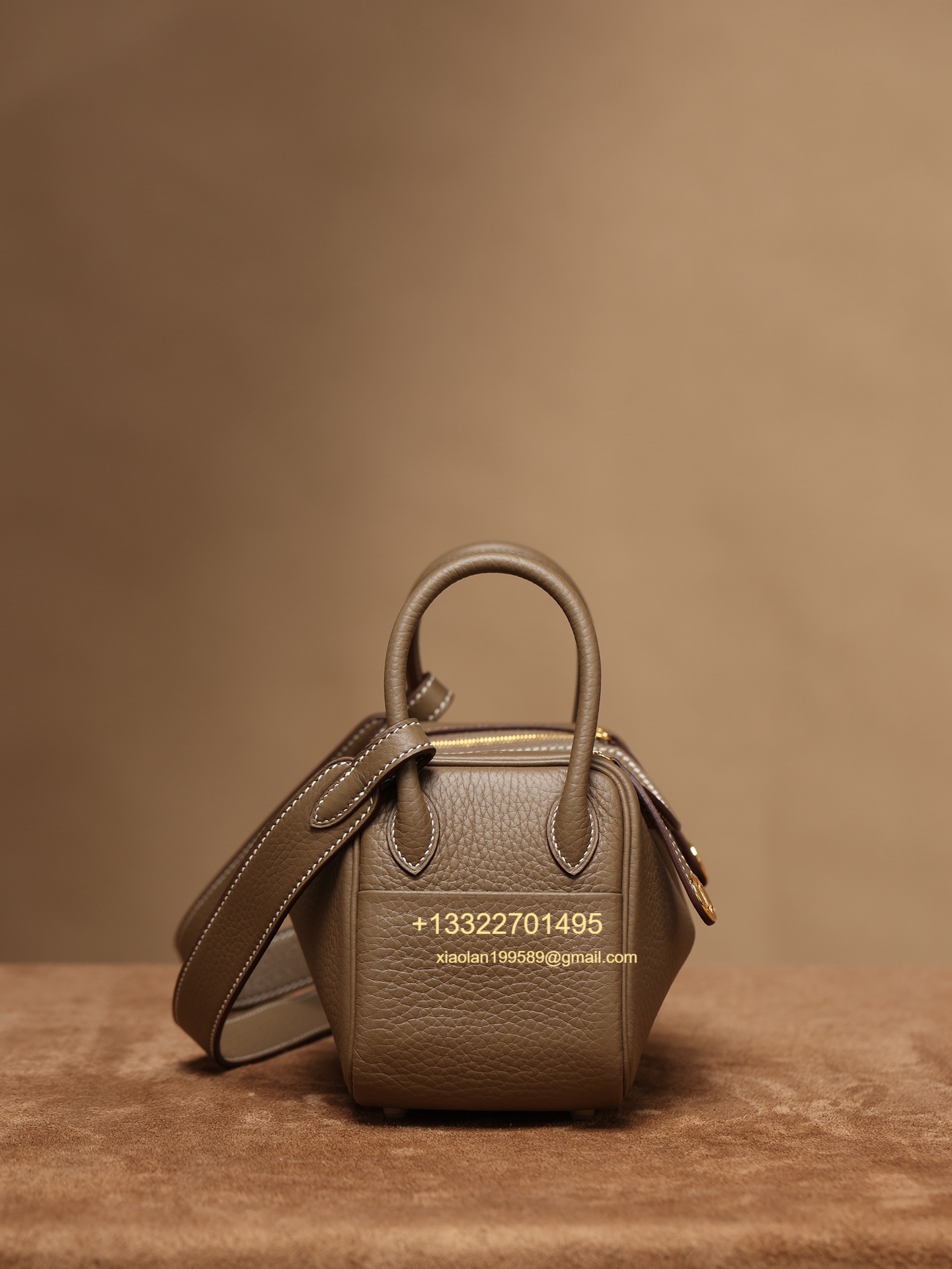 Hermès Lindy Mini 19cm in Etoupe Crafted with Hermès' exclusive Clemence leather, Purely Handcrafted, High-End Customization Edition