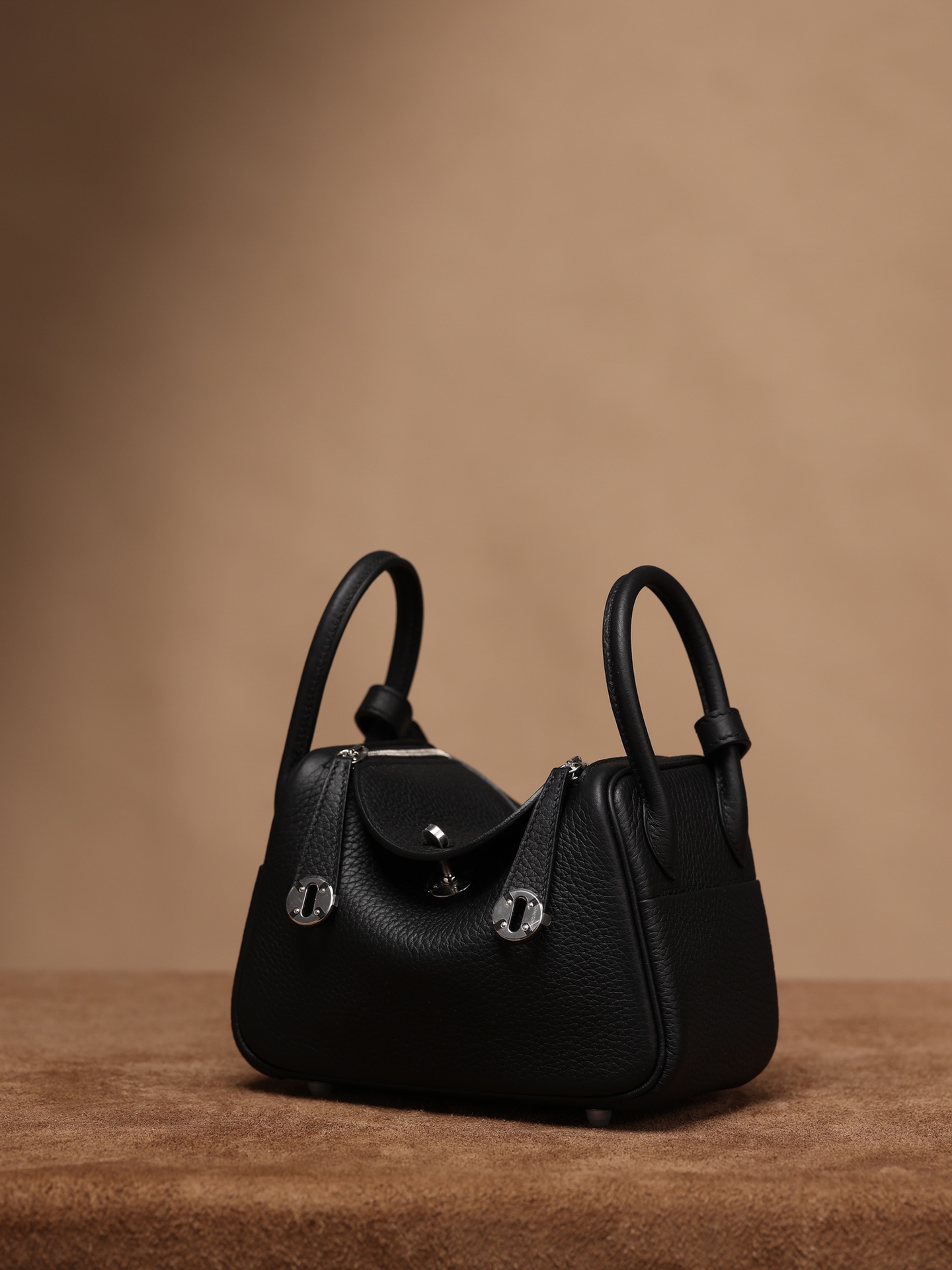 Hermès Lindy Mini 19cm in Black, crafted with Hermès' exclusive Clemence leather, purely handcrafted, high-end customization edition.