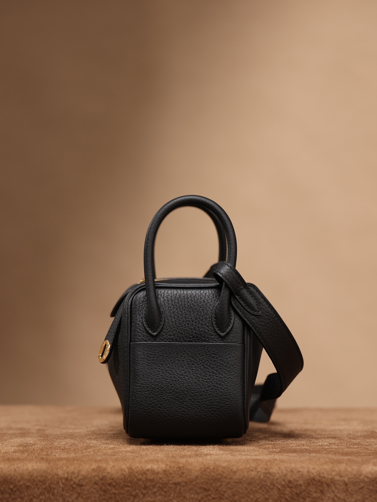 Hermès Lindy Mini 19cm in Black, crafted with Hermès' exclusive Clemence leather, purely handcrafted, high-end customization edition.