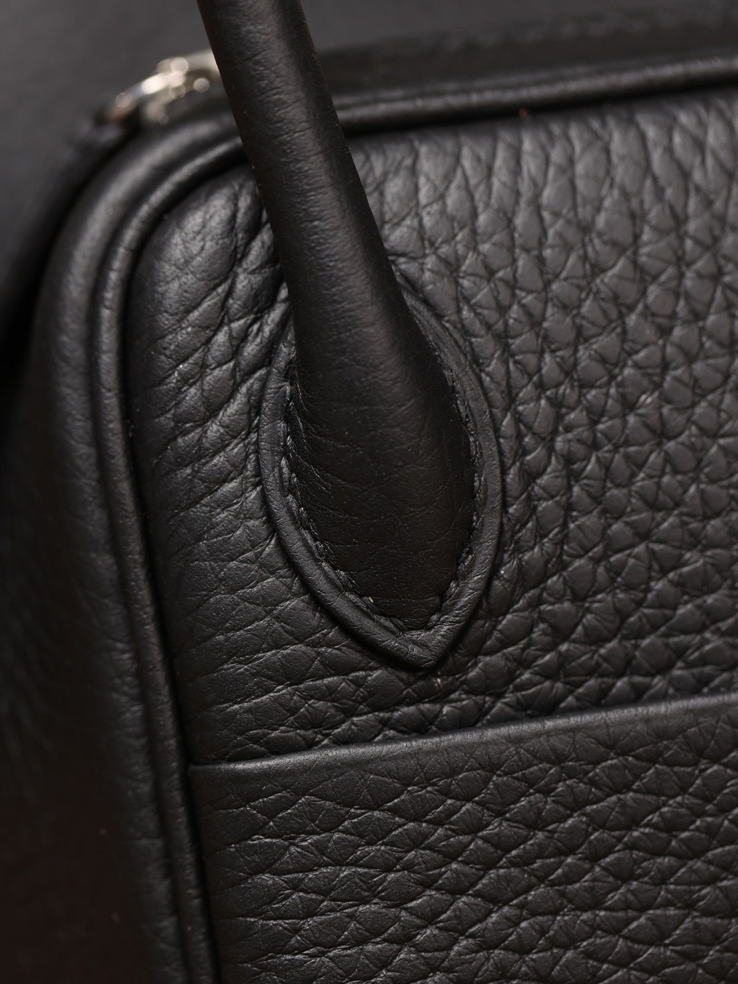 Hermès Lindy Mini 19cm in Black, crafted with Hermès' exclusive Clemence leather, purely handcrafted, high-end customization edition.