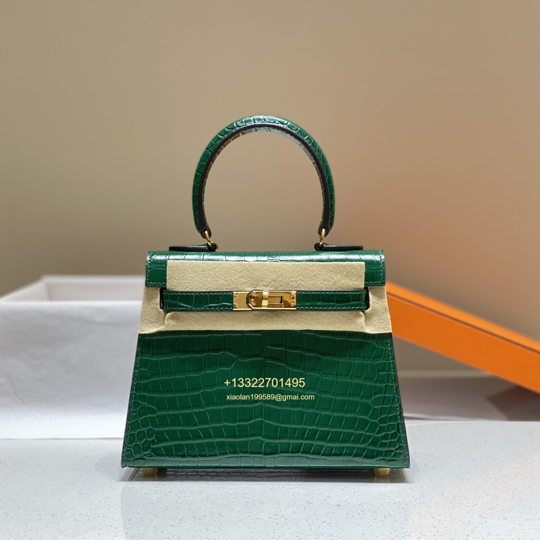 Hermès Mini Kelly 20cm in Emerald Green Purely Handcrafted with Waxed Thread Stitching, High-End Customization  This is a discontinued and rare piece, but we have it in stock. Highly coveted and rarely seen on the market, it is a favori
