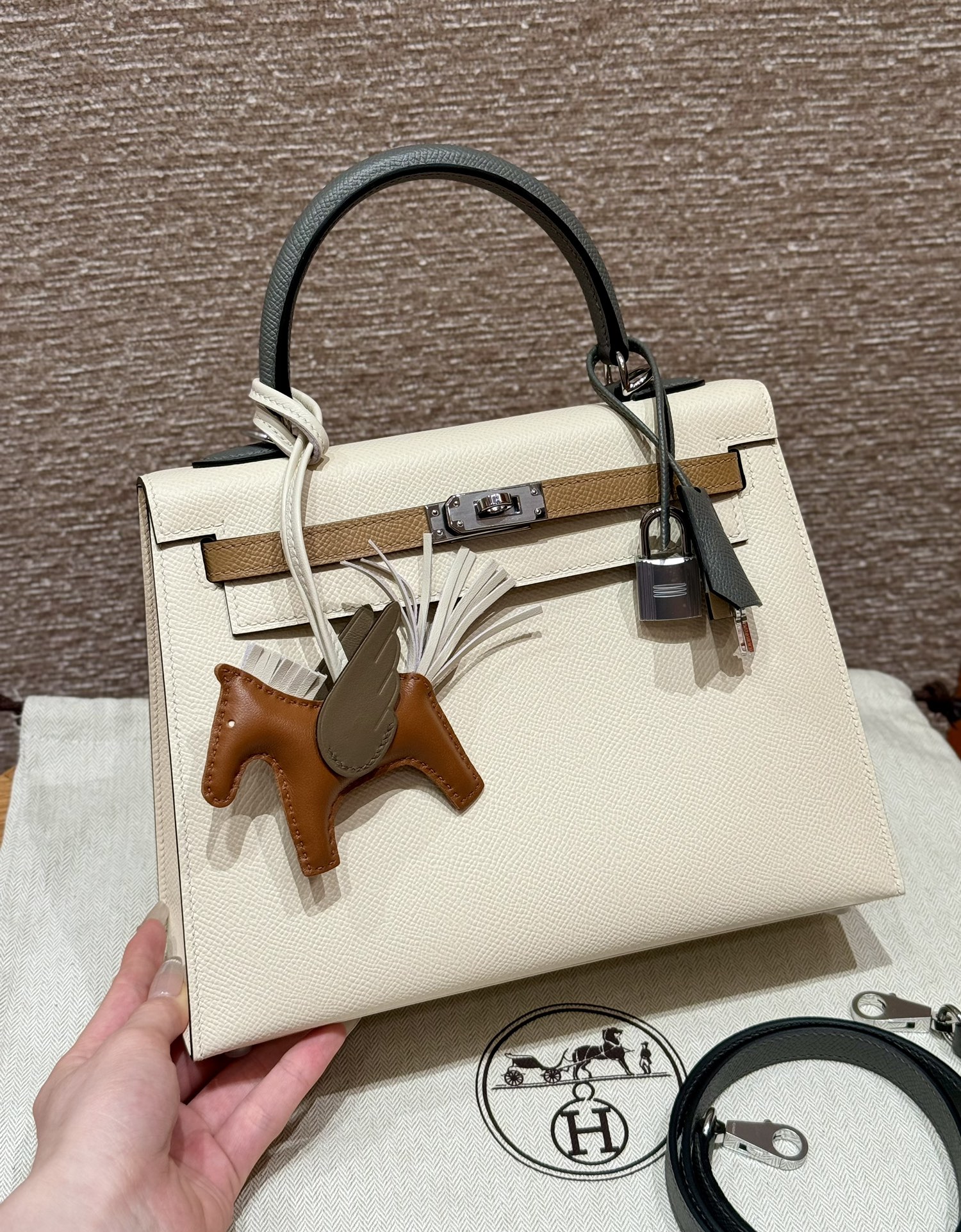 Hermès Kelly 25/28/32cm in Epsom leather, fully hand-stitched with waxed thread, customized in color-block design.