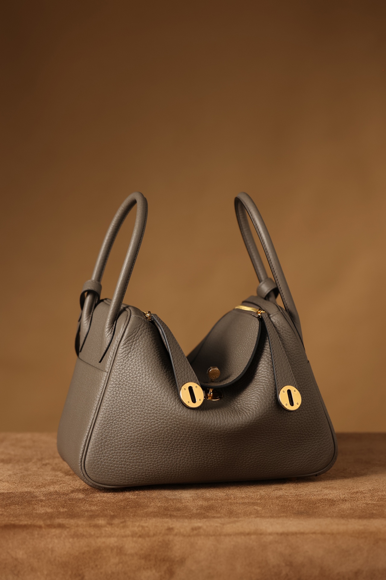 Hermès Lindy in Pewter Grey, crafted with Hermès' exclusive Clemence leather, purely handcrafted, high-end customization edition.