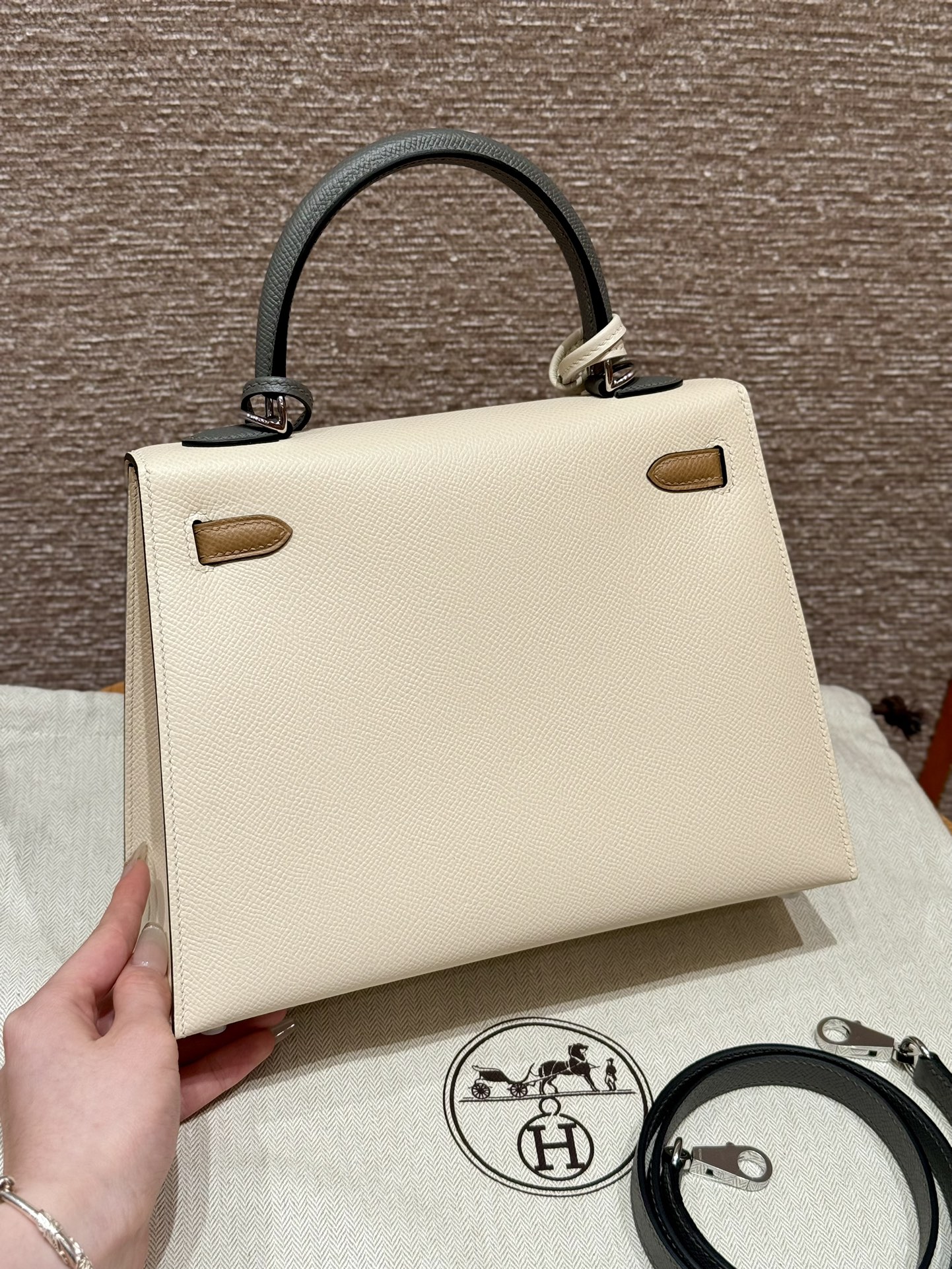 Hermès Kelly 25/28/32cm in Epsom leather, fully hand-stitched with waxed thread, customized in color-block design.