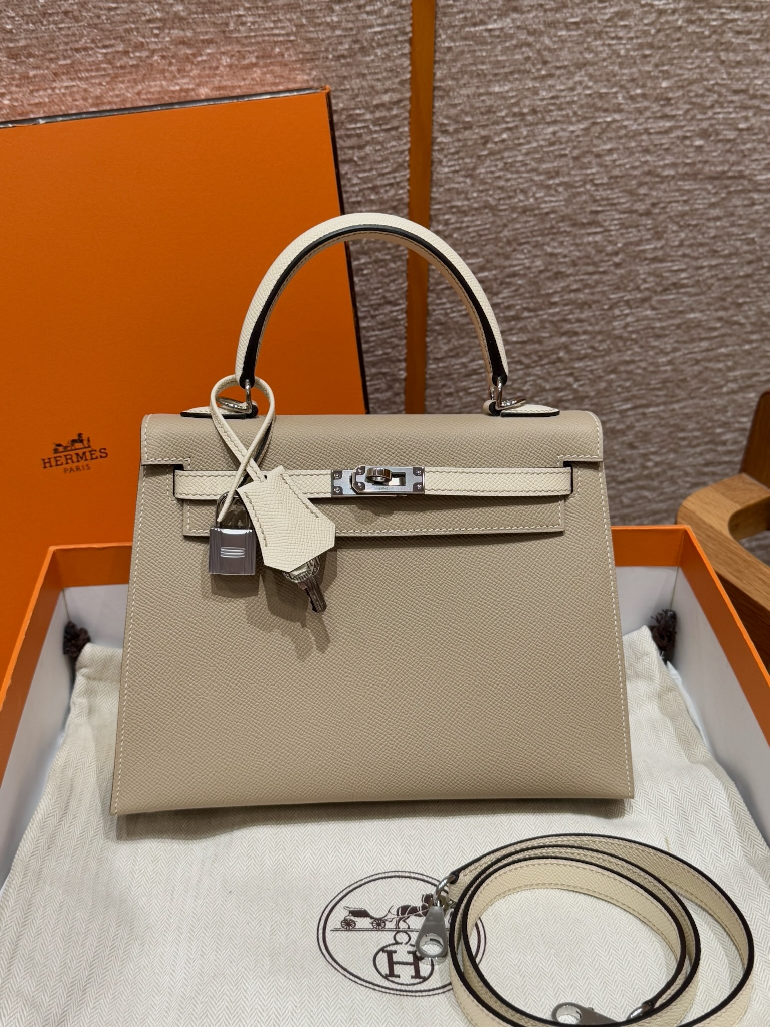 Hermès Kelly 25/28/32cm in Epsom leather, fully hand-stitched with waxed thread, customized in color-block design.