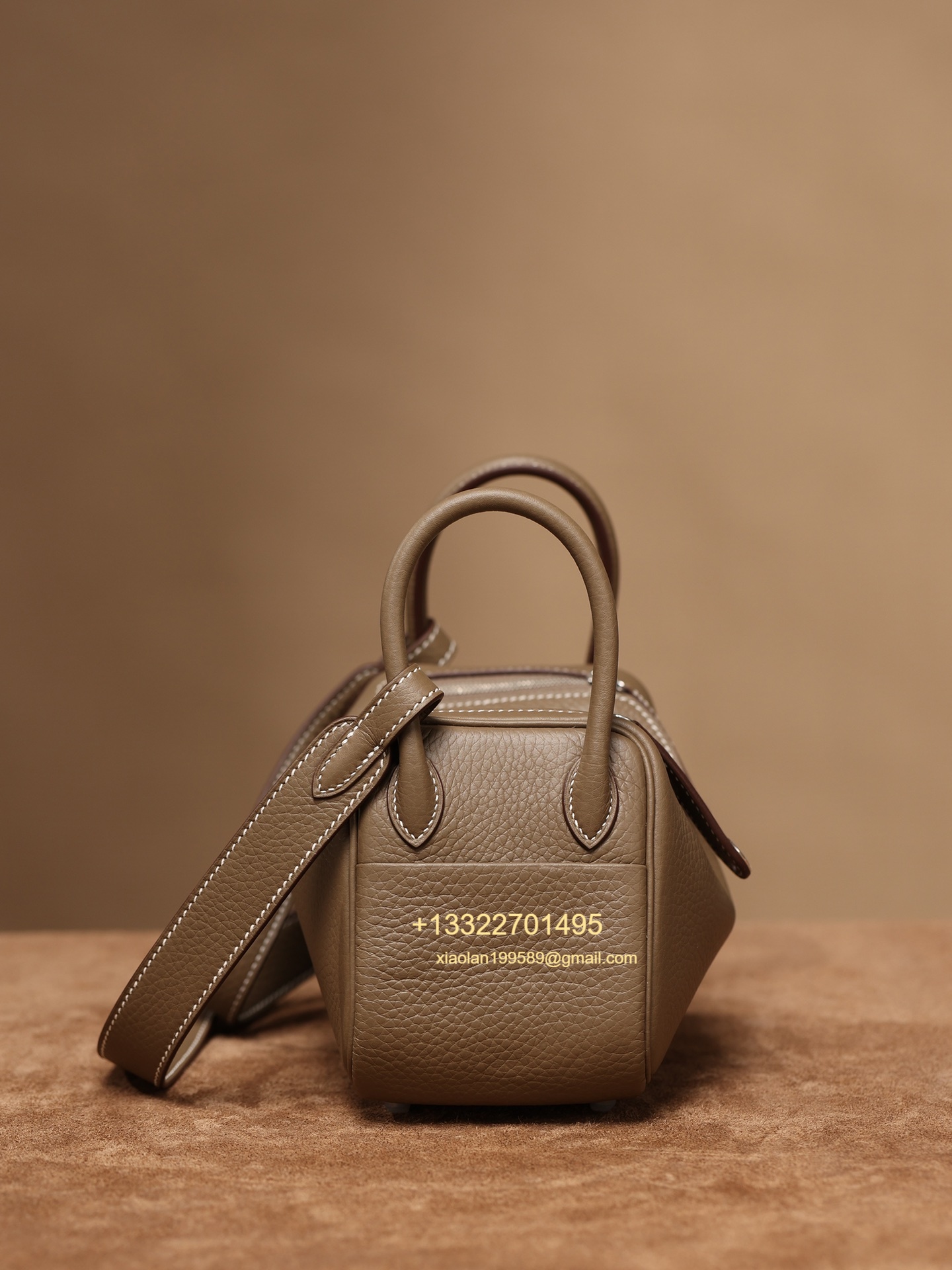 Hermès Lindy Mini 19cm in Etoupe Crafted with Hermès' exclusive Clemence leather, Purely Handcrafted, High-End Customization Edition