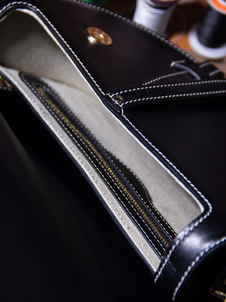 New Chinese-style Leather Carved Saddle Bag, Luxury Niche Women's Crossbody Bag, Genuine Leather, Trendy and Unique Shoulder Backpack.