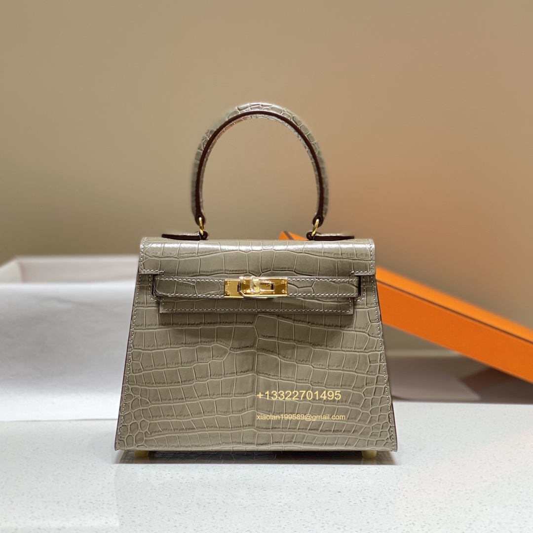 Hermès Mini Kelly 20cm in Elephant Gray Purely Handcrafted with Waxed Thread Stitching, High-End Customization  This is a discontinued and rare piece, but we have it in stock. Highly coveted and rarely seen on the market, it is a favorite among Hermè