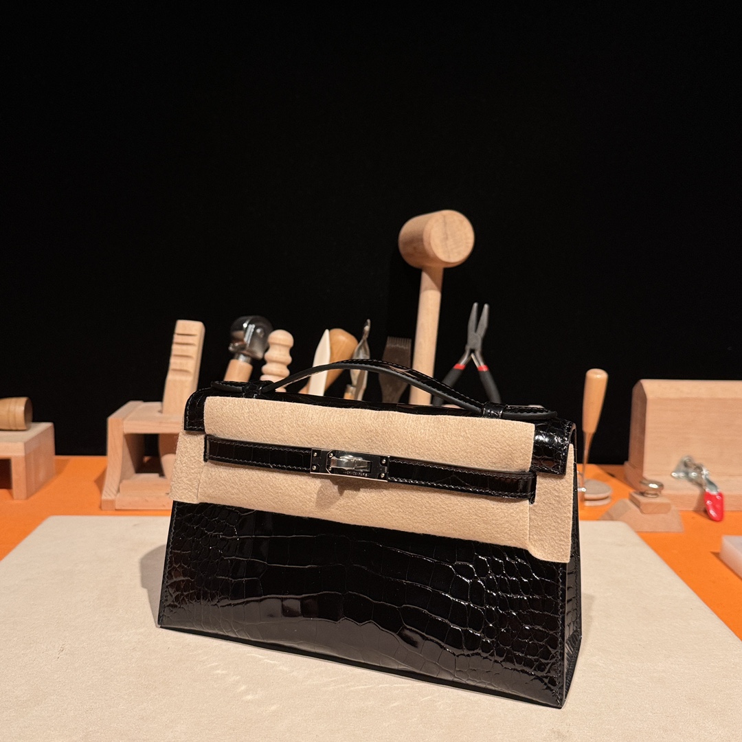 Hermès Kelly Pochette Clutch Bag Shiny Crocodile Leather . Fully Handmade Premium Customization – Black.