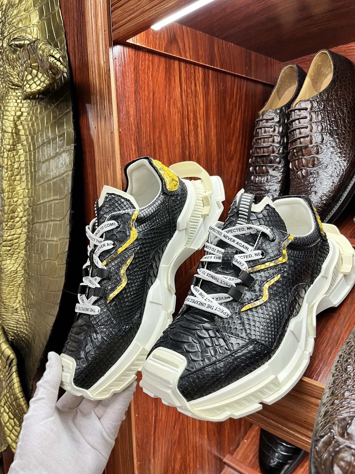 Handcrafted Luxury Private Customization High-Quality Crocodile Leather Sneakers, available for customization in various colors and sizes.