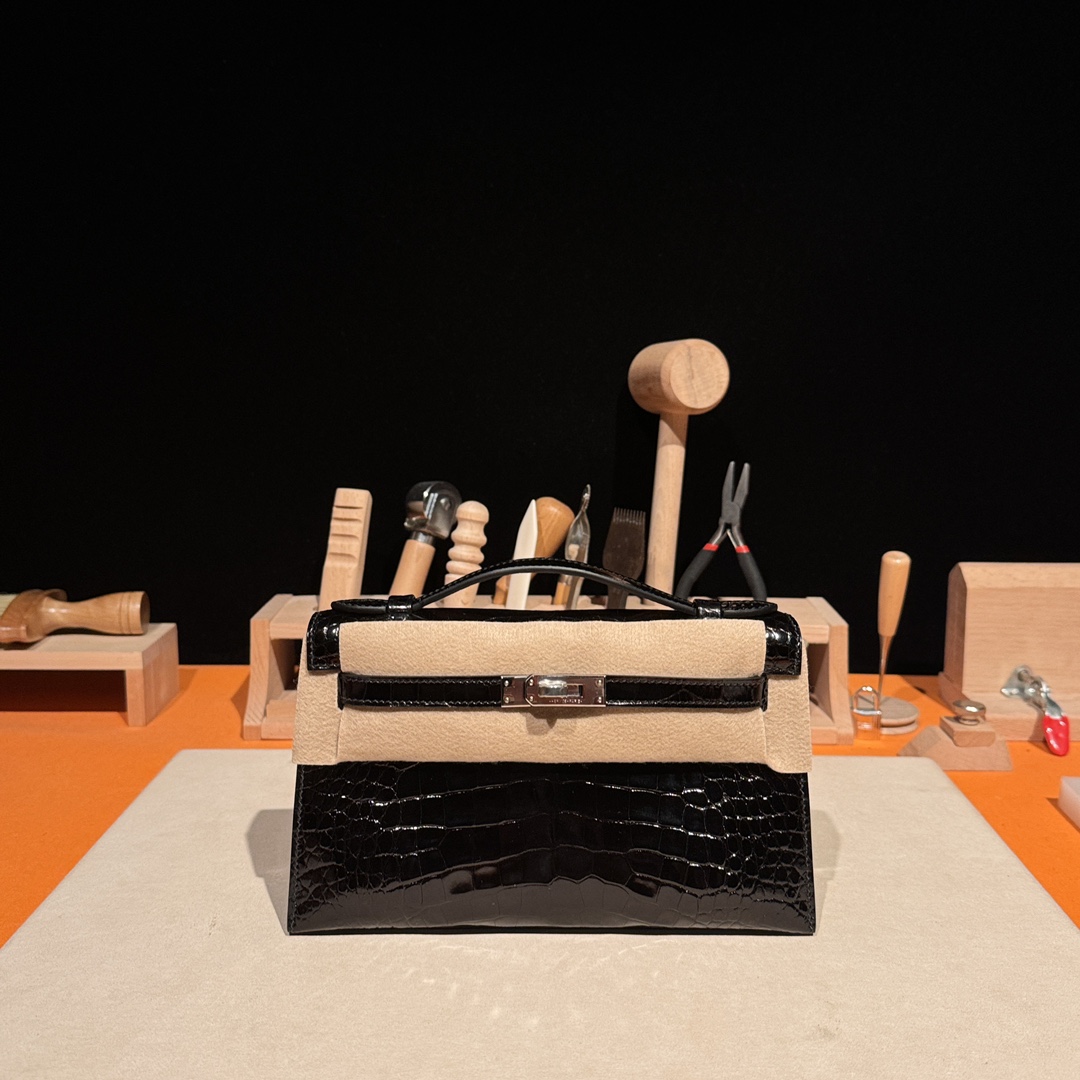 Hermès Kelly Pochette Clutch Bag Shiny Crocodile Leather . Fully Handmade Premium Customization – Black.