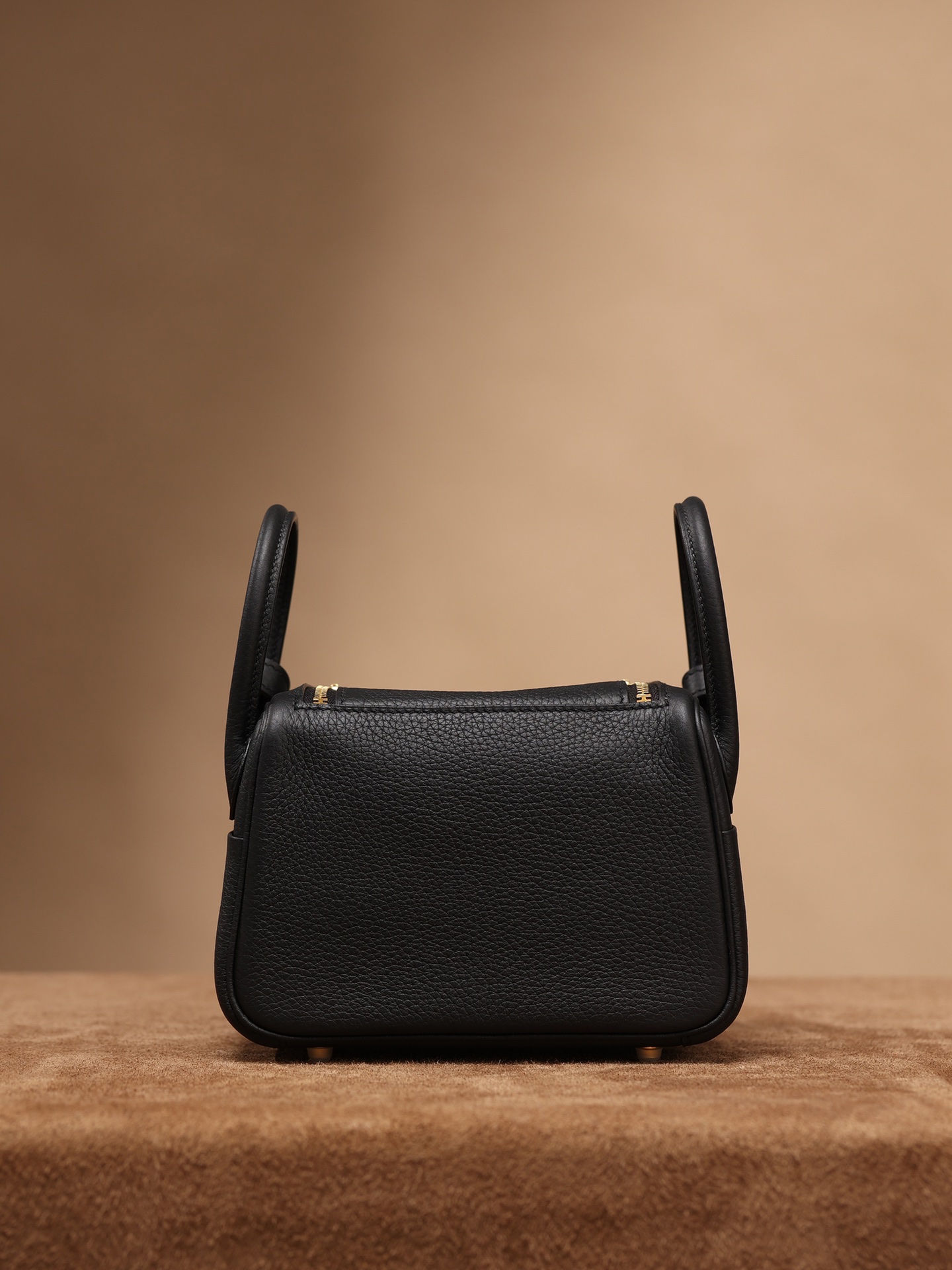 Hermès Lindy Mini 19cm in Black, crafted with Hermès' exclusive Clemence leather, purely handcrafted, high-end customization edition.
