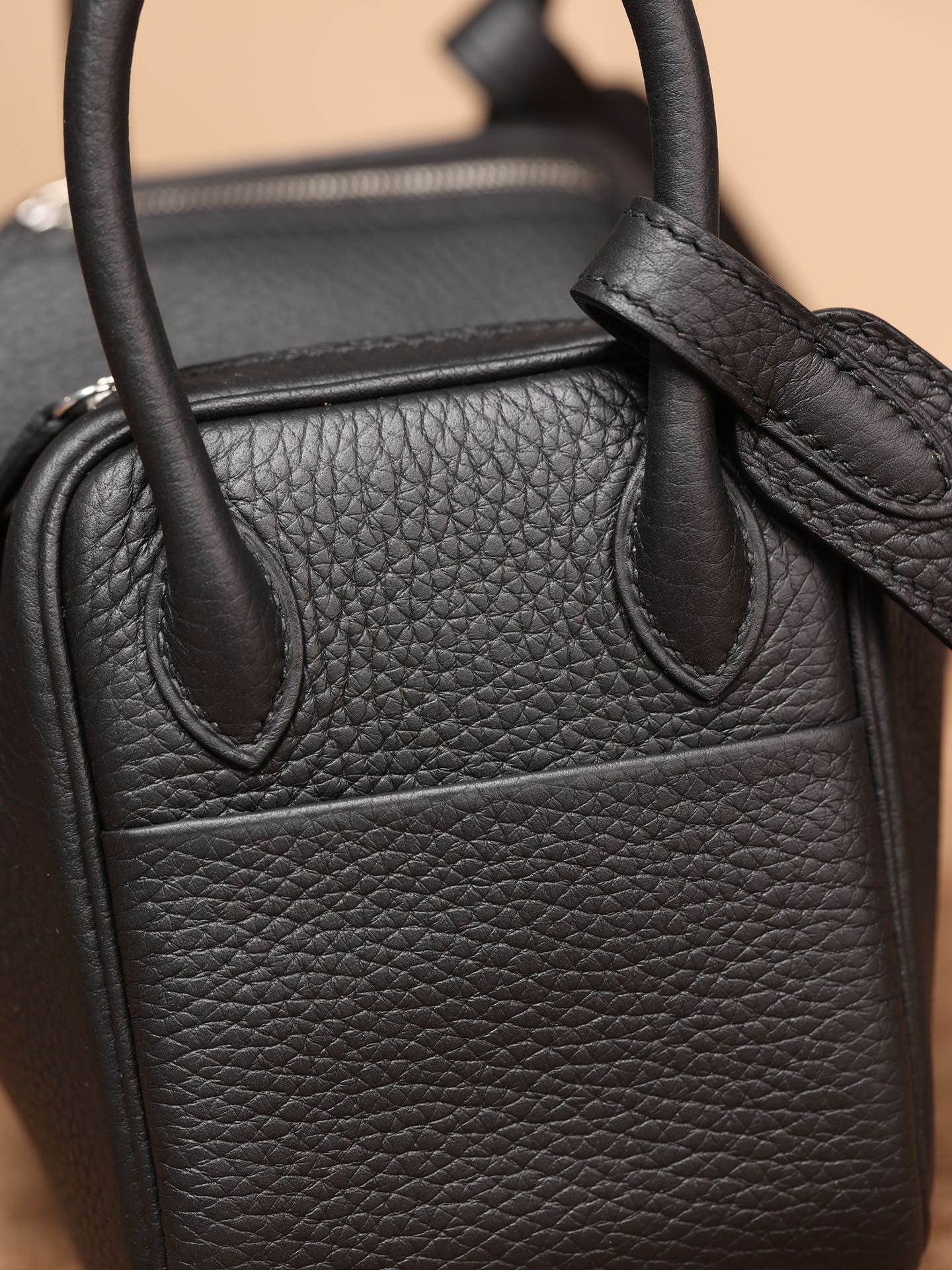 Hermès Lindy Mini 19cm in Black, crafted with Hermès' exclusive Clemence leather, purely handcrafted, high-end customization edition.