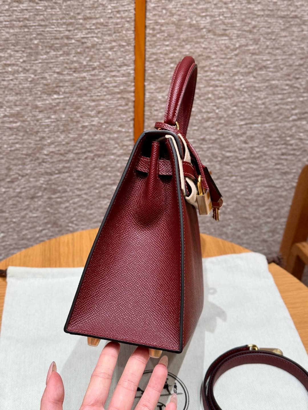 Hermès Kelly Handbag in Hermès Red Epsom Cowhide Leather, Purely Handcrafted, High-End Customization Edition