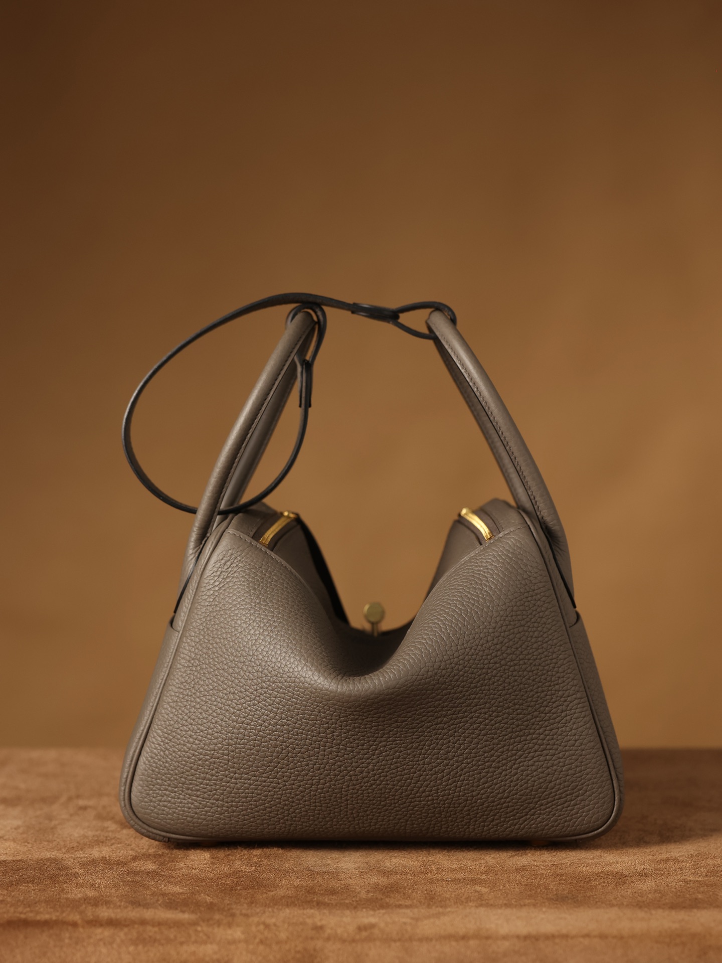 Hermès Lindy in Pewter Grey, crafted with Hermès' exclusive Clemence leather, purely handcrafted, high-end customization edition.