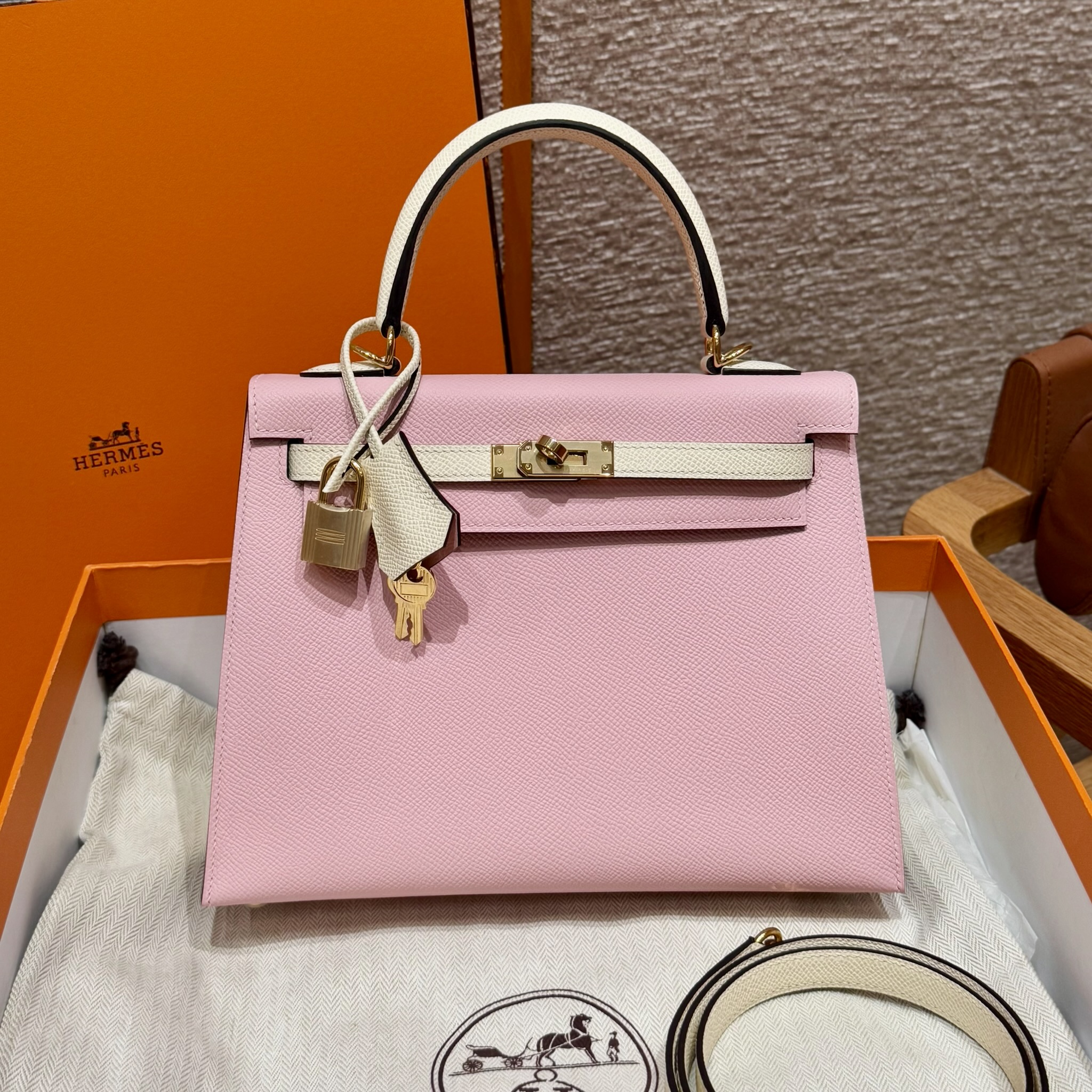 Hermès Kelly 25/28/32cm in Epsom leather, fully hand-stitched with waxed thread, customized in color-block design.