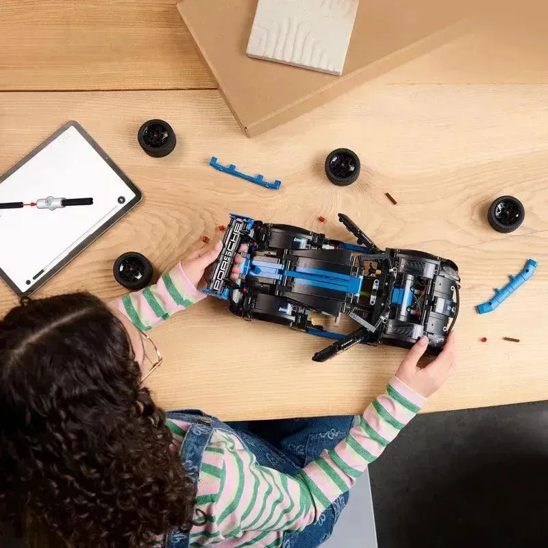 Porsche GT4 e-Performance racewagen 42176 Technic thumbnail 10