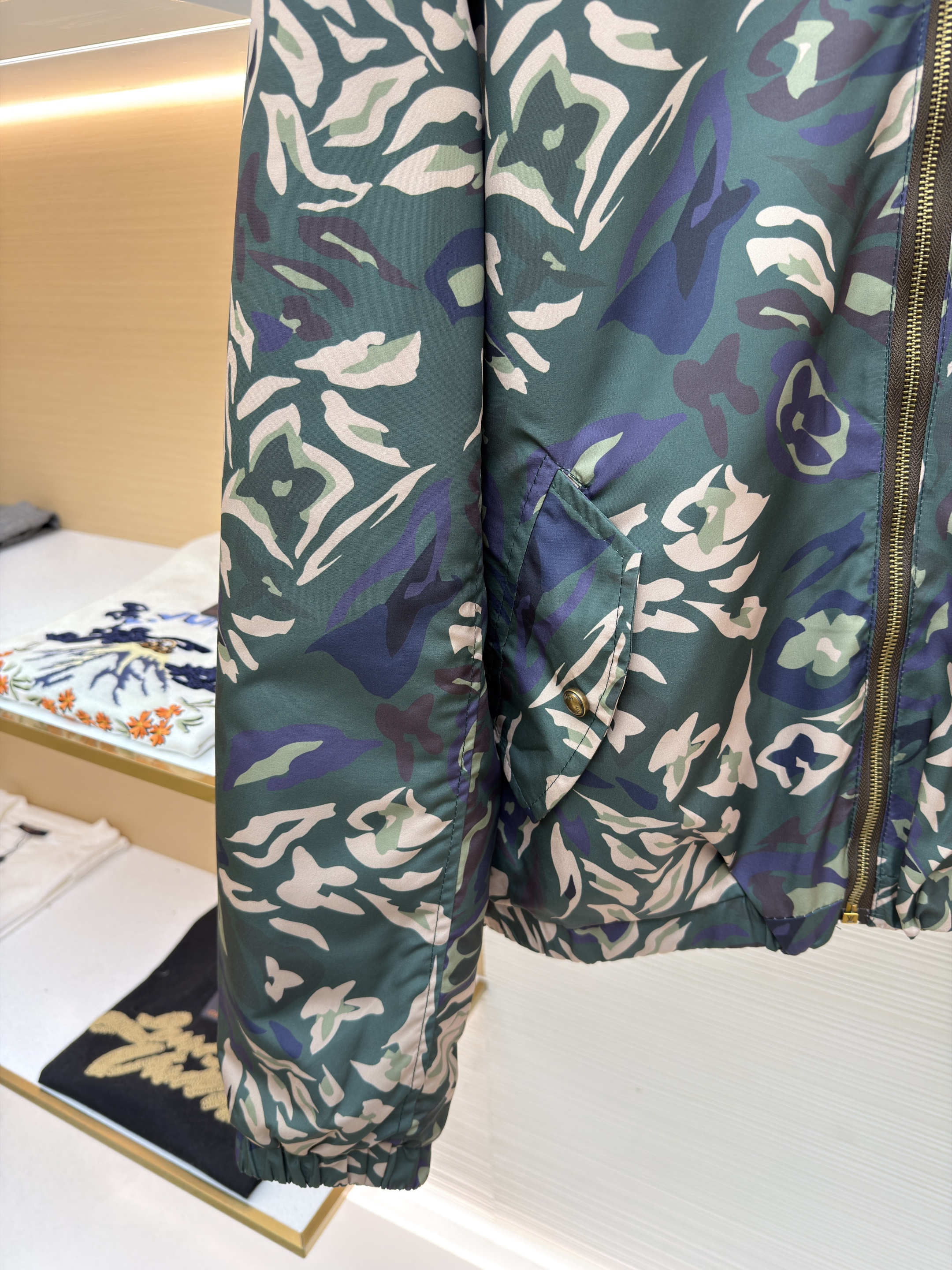 LOUIS VUITTON 迷彩印花双面穿连帽夹克外套