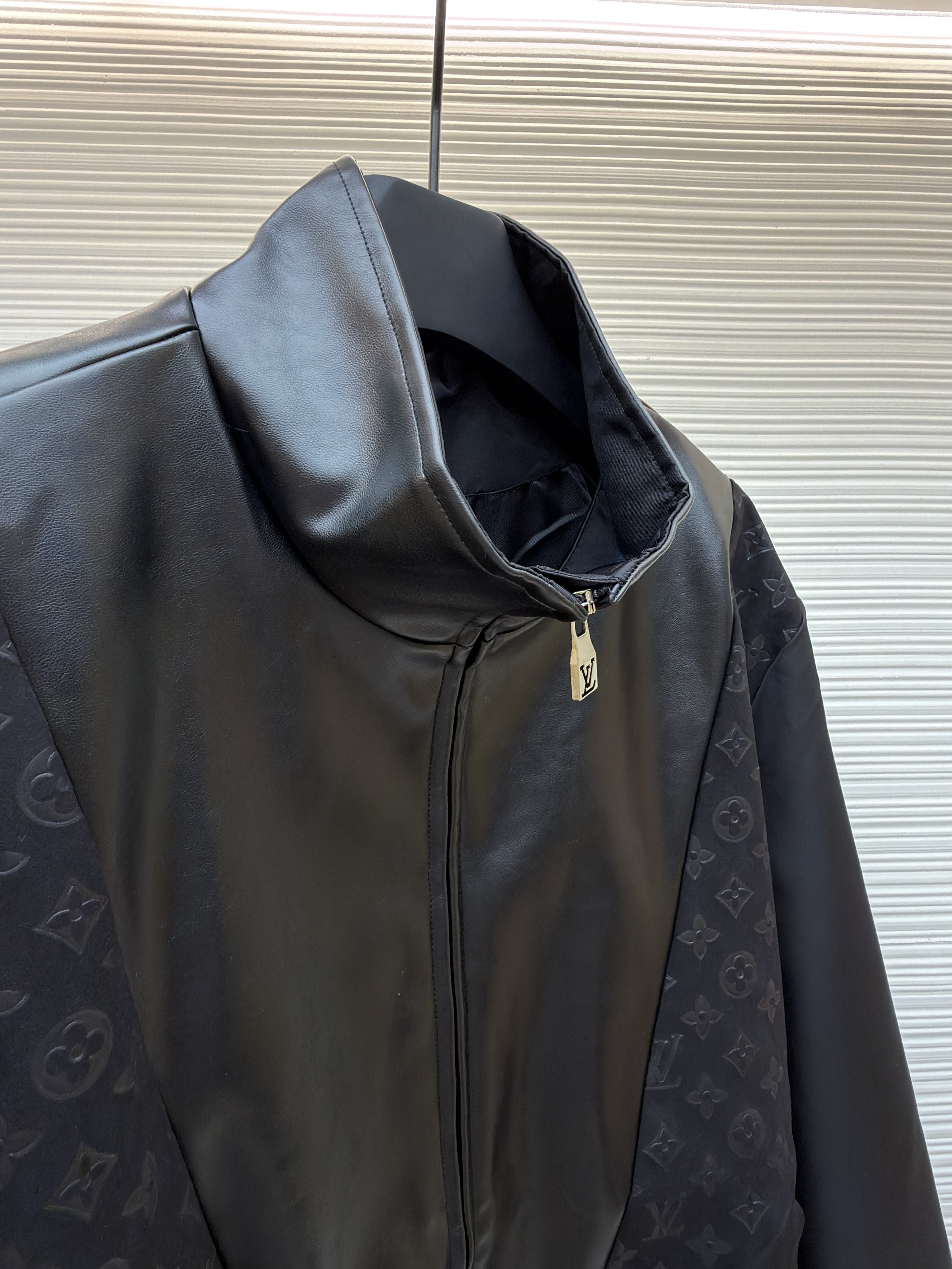 LOUIS VUITTON 老花压纹拼接皮衣夹克