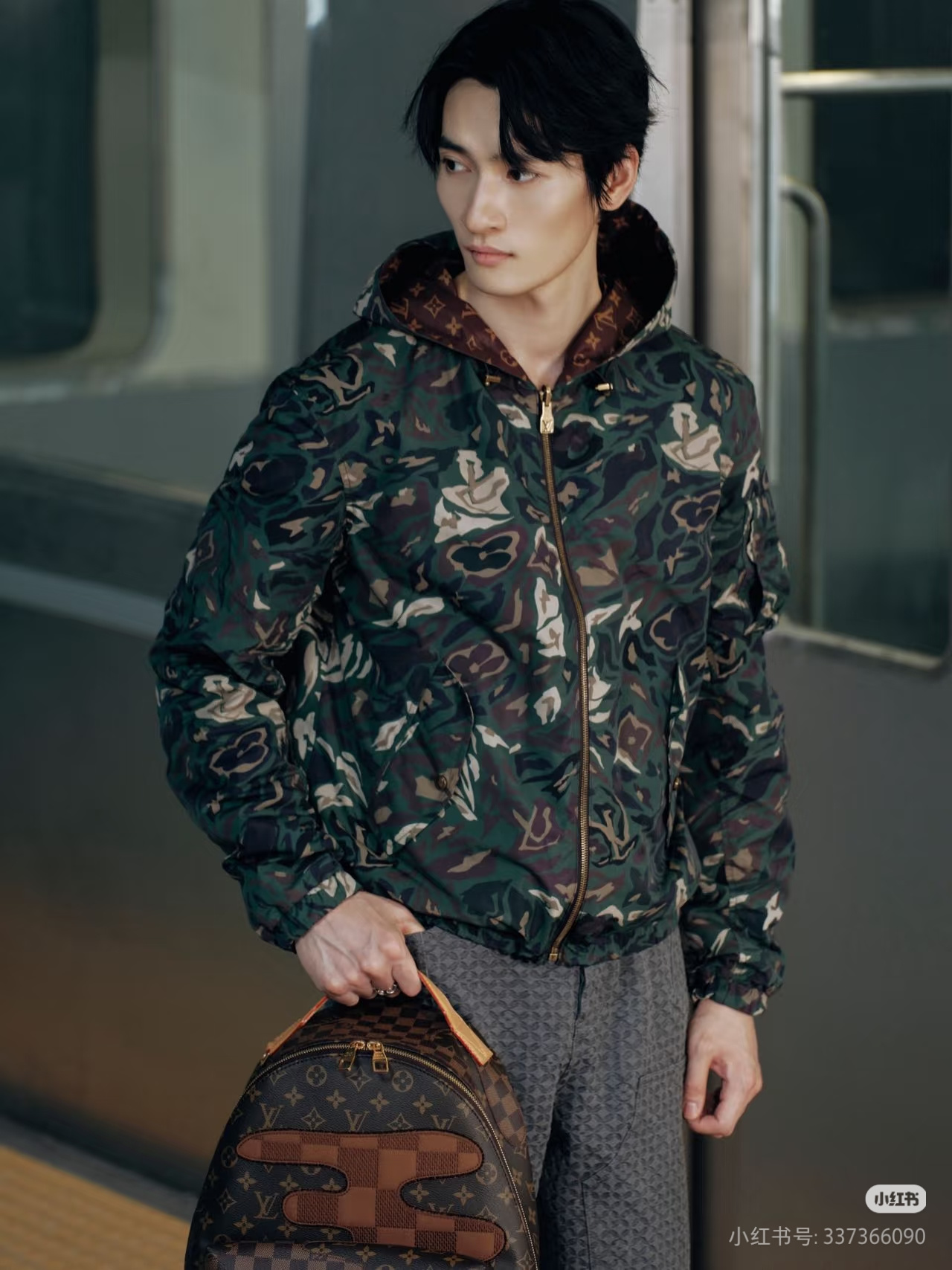 LOUIS VUITTON 迷彩印花双面穿连帽夹克外套