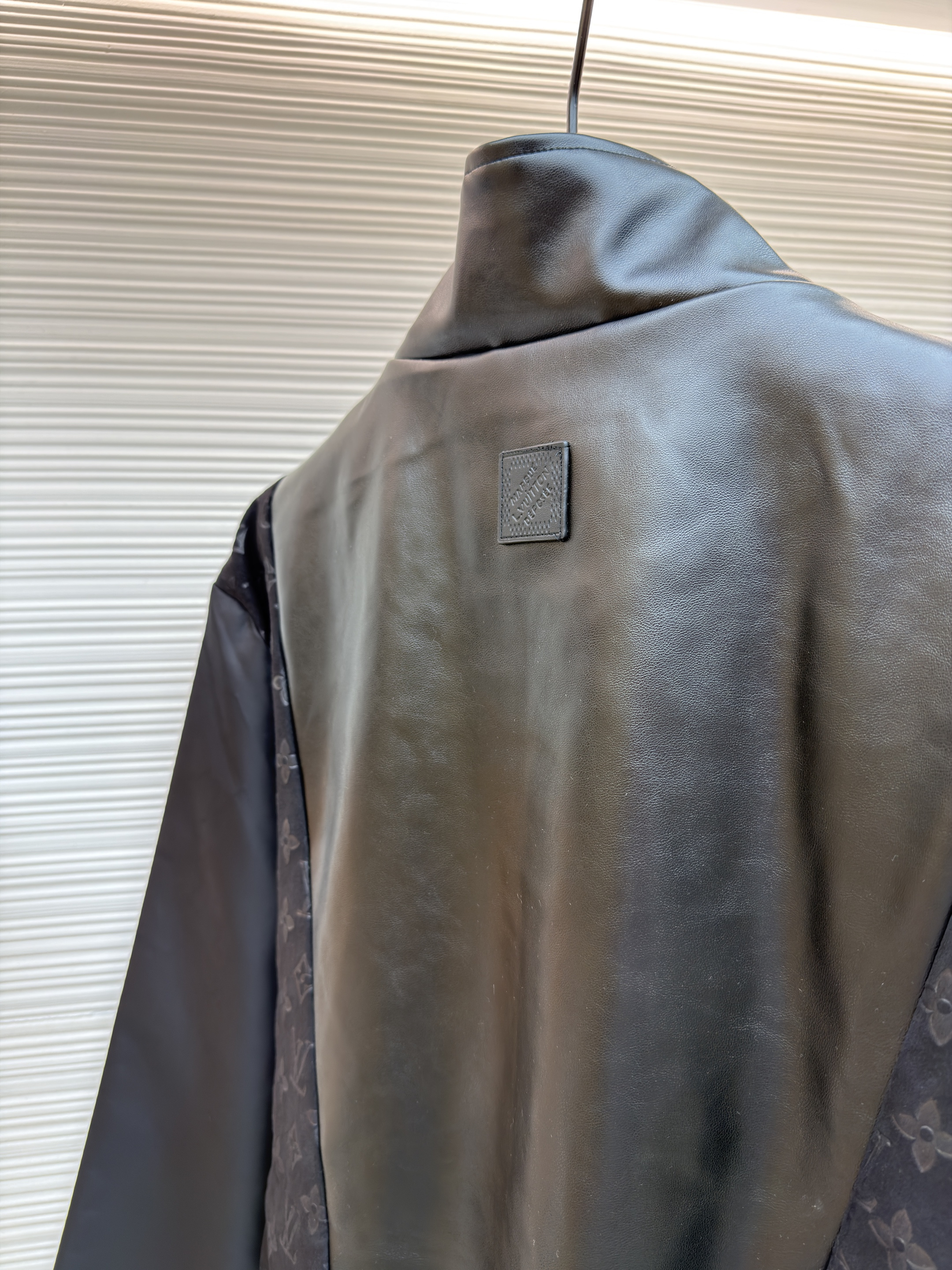 LOUIS VUITTON 老花压纹拼接皮衣夹克