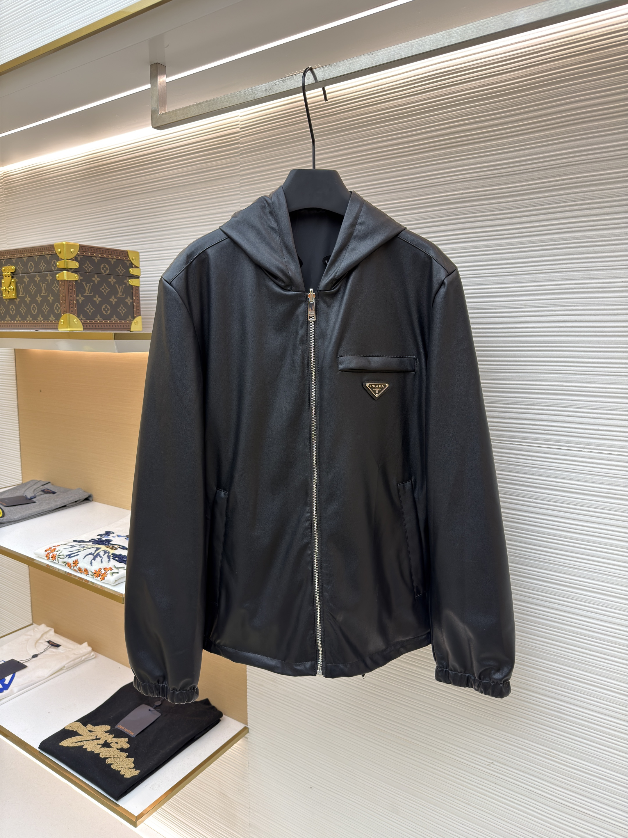 Prada 双面穿皮革尼龙连帽夹克