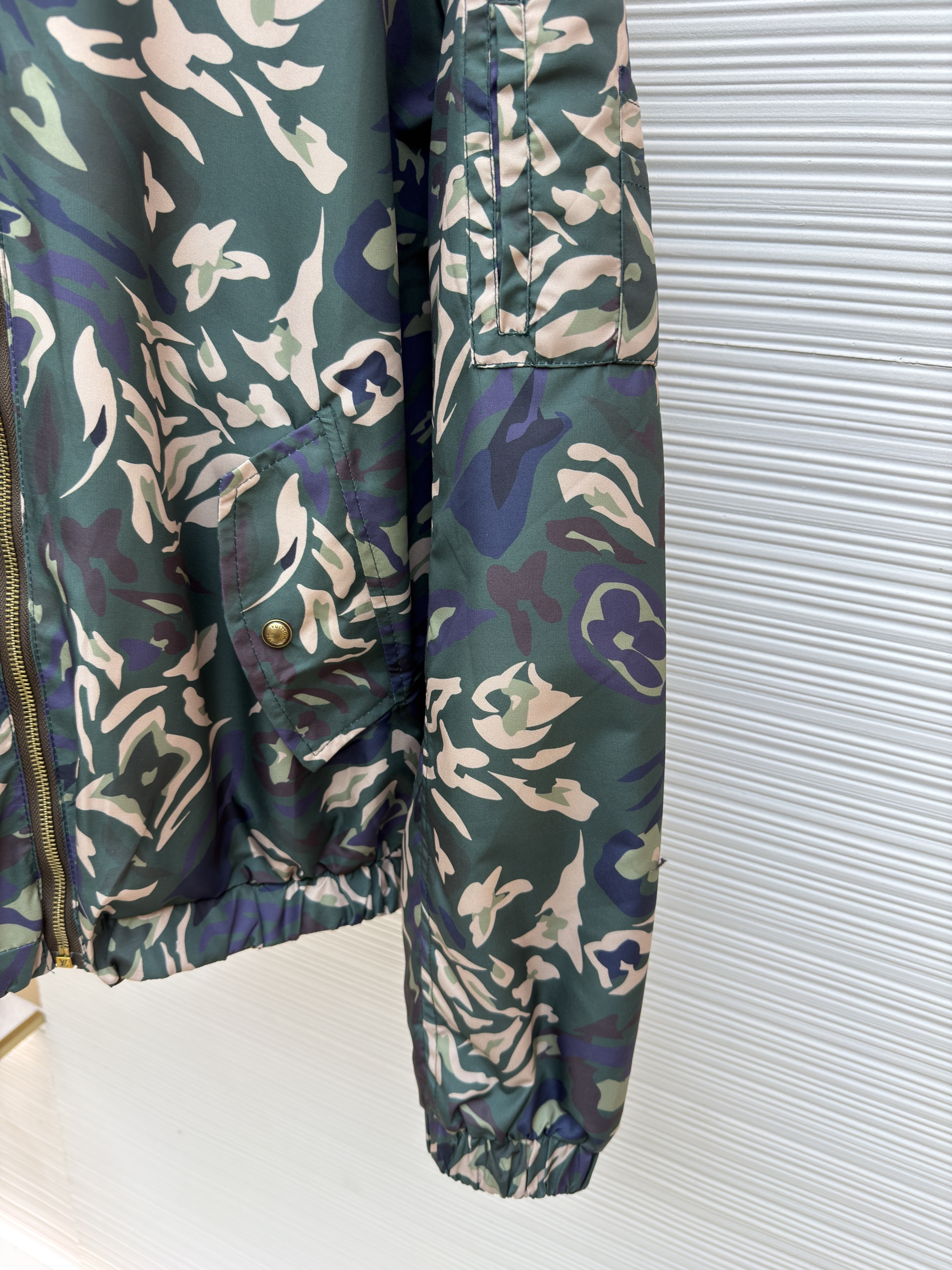 LOUIS VUITTON 迷彩印花双面穿连帽夹克外套