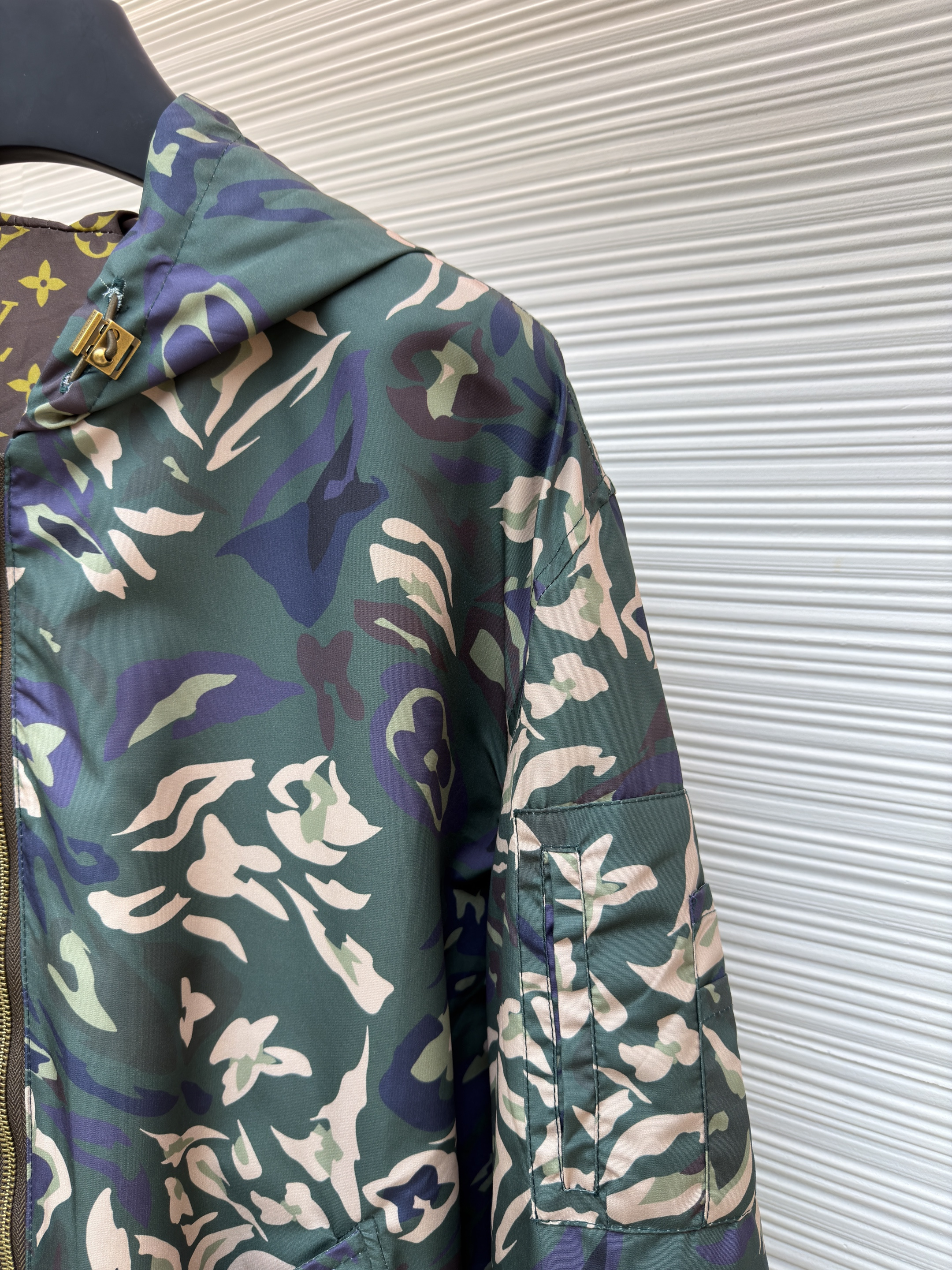 LOUIS VUITTON 迷彩印花双面穿连帽夹克外套