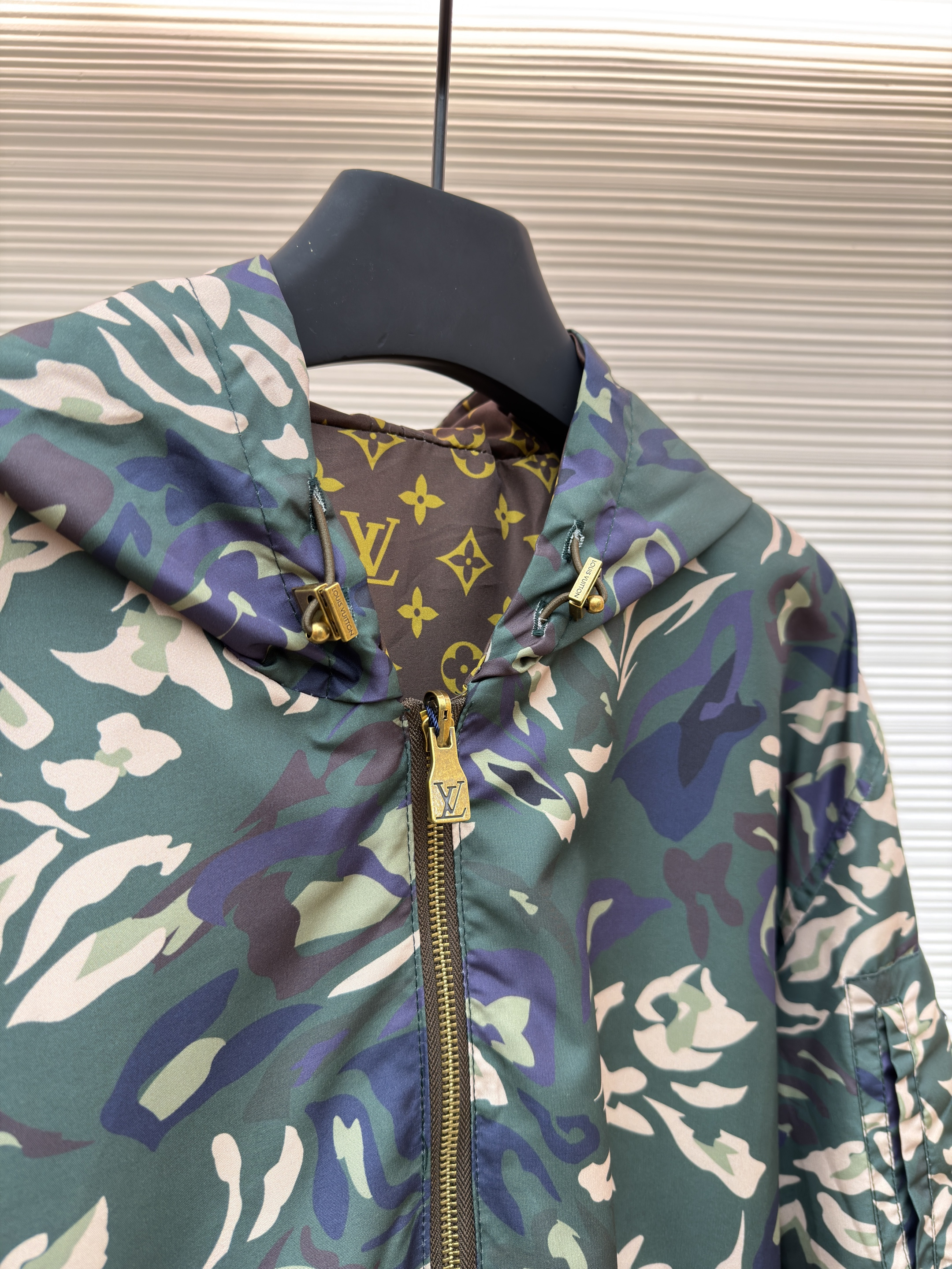 LOUIS VUITTON 迷彩印花双面穿连帽夹克外套