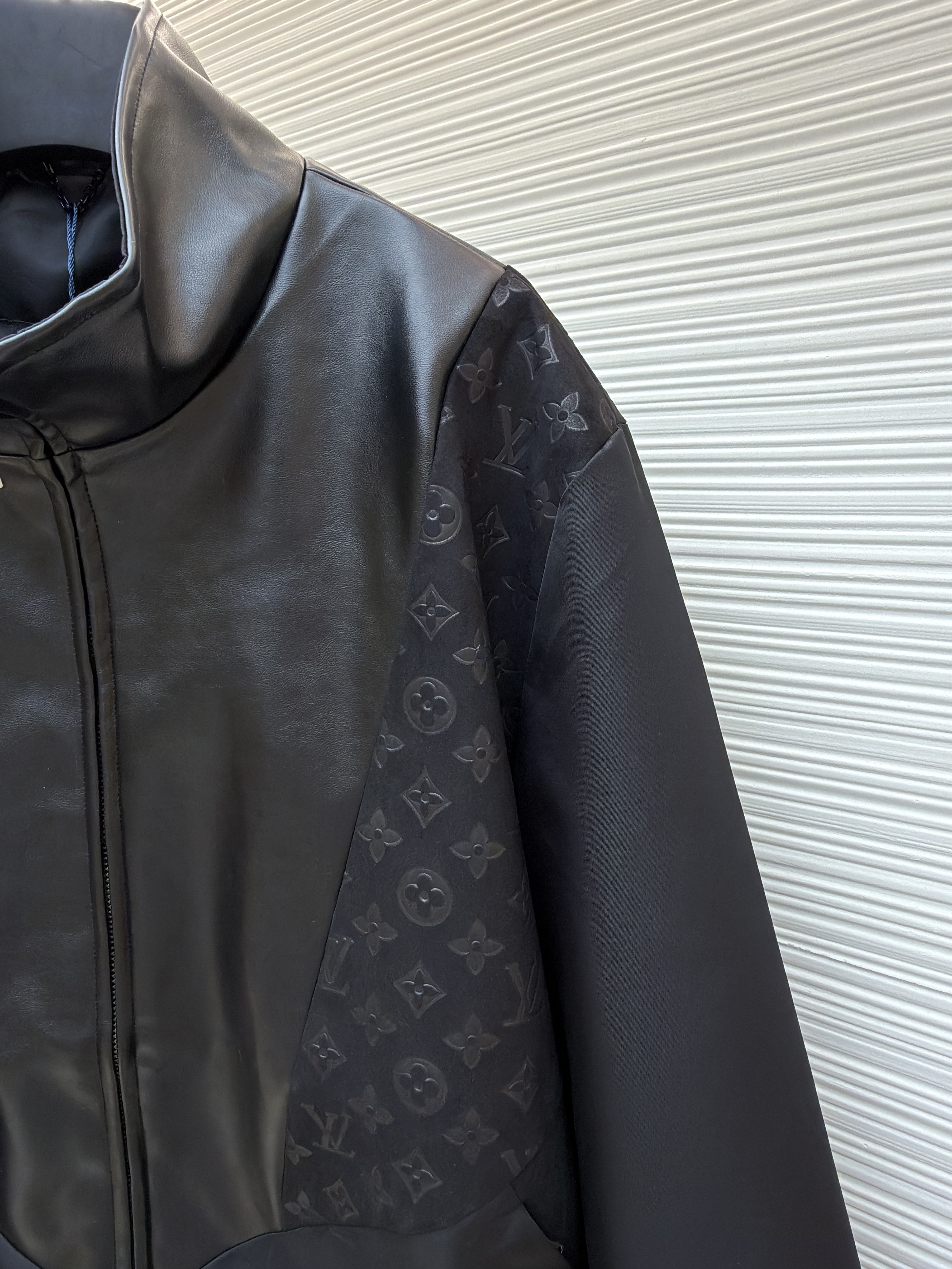 LOUIS VUITTON 老花压纹拼接皮衣夹克