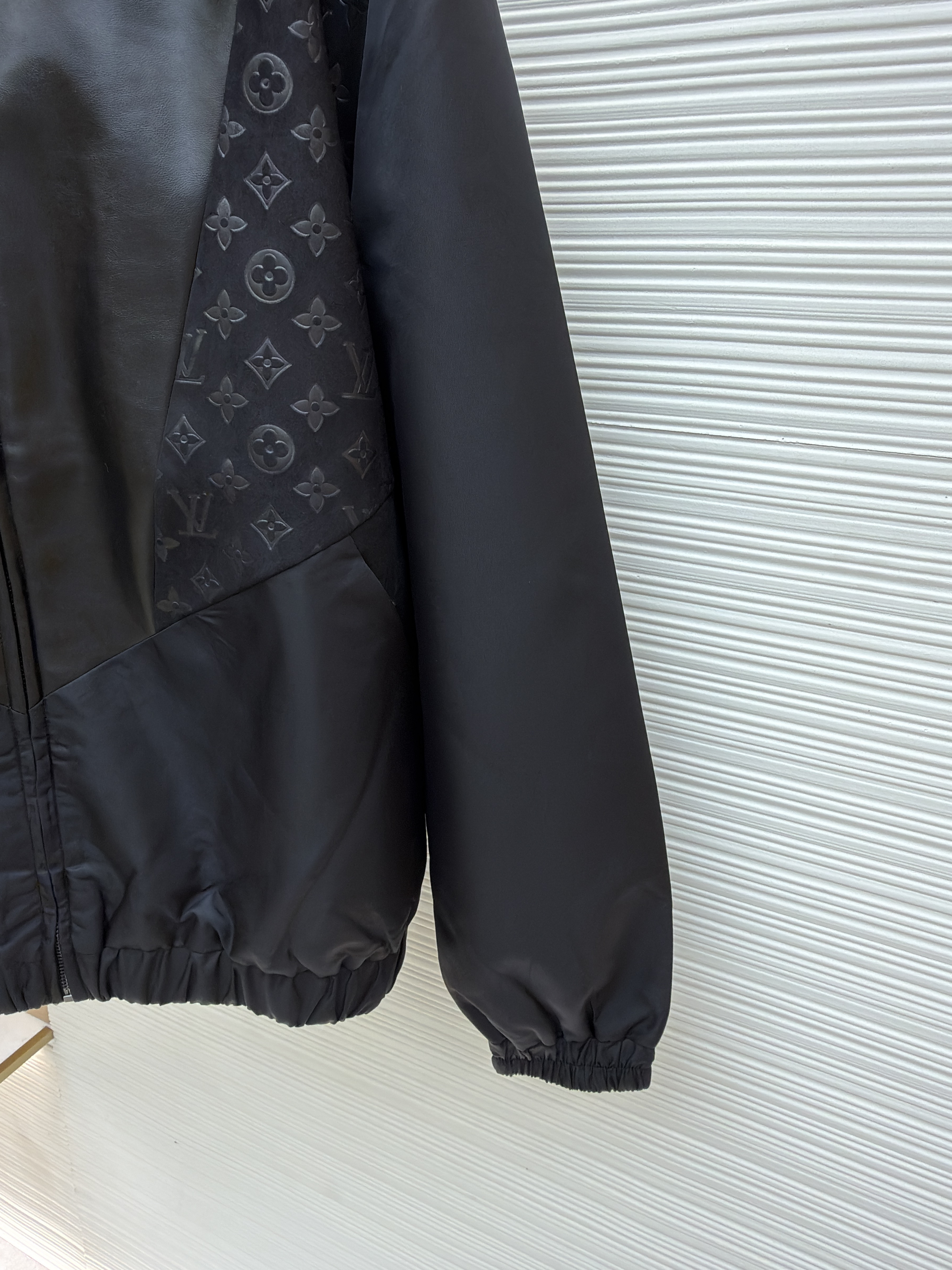 LOUIS VUITTON 老花压纹拼接皮衣夹克