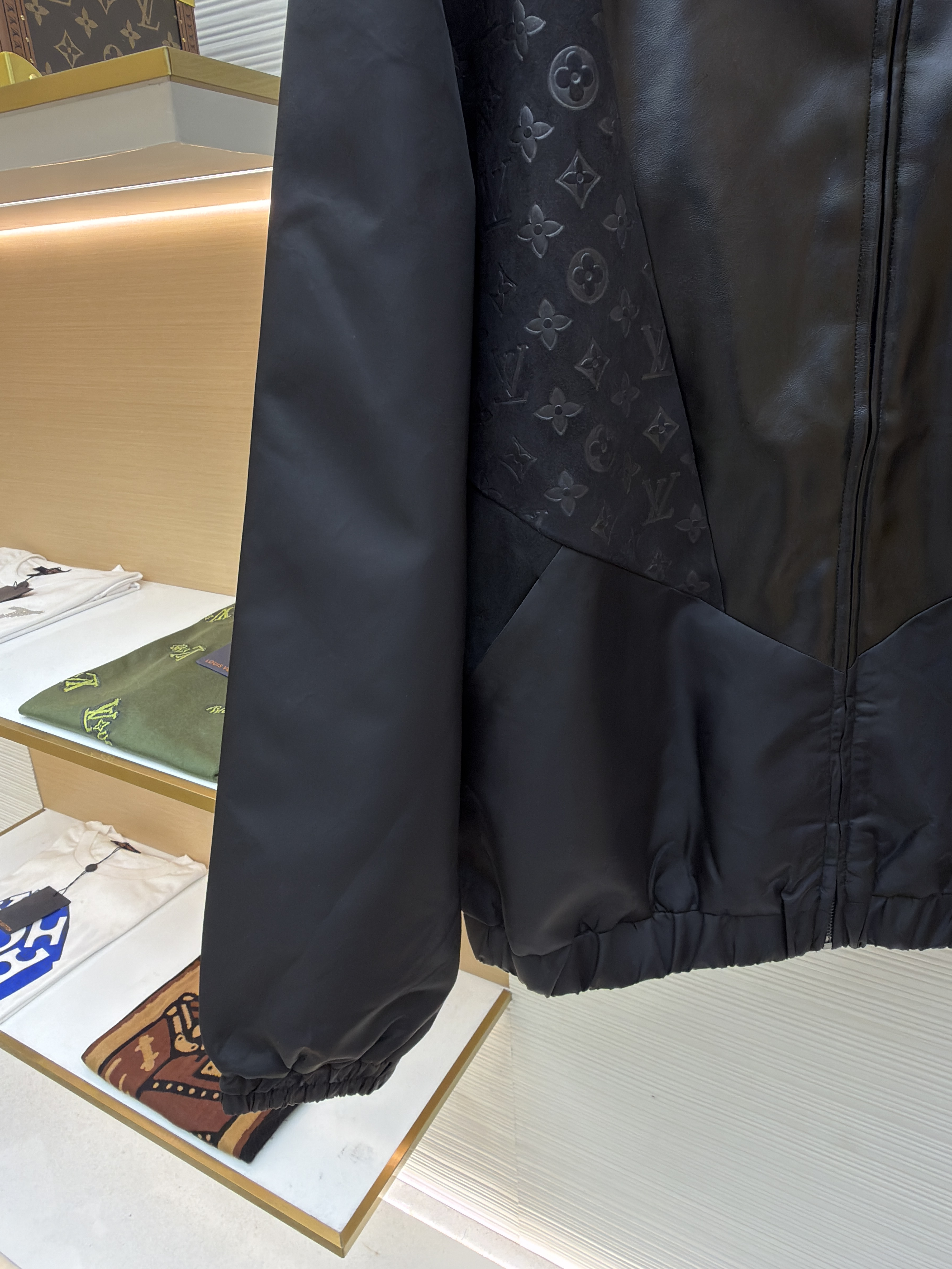 LOUIS VUITTON 老花压纹拼接皮衣夹克