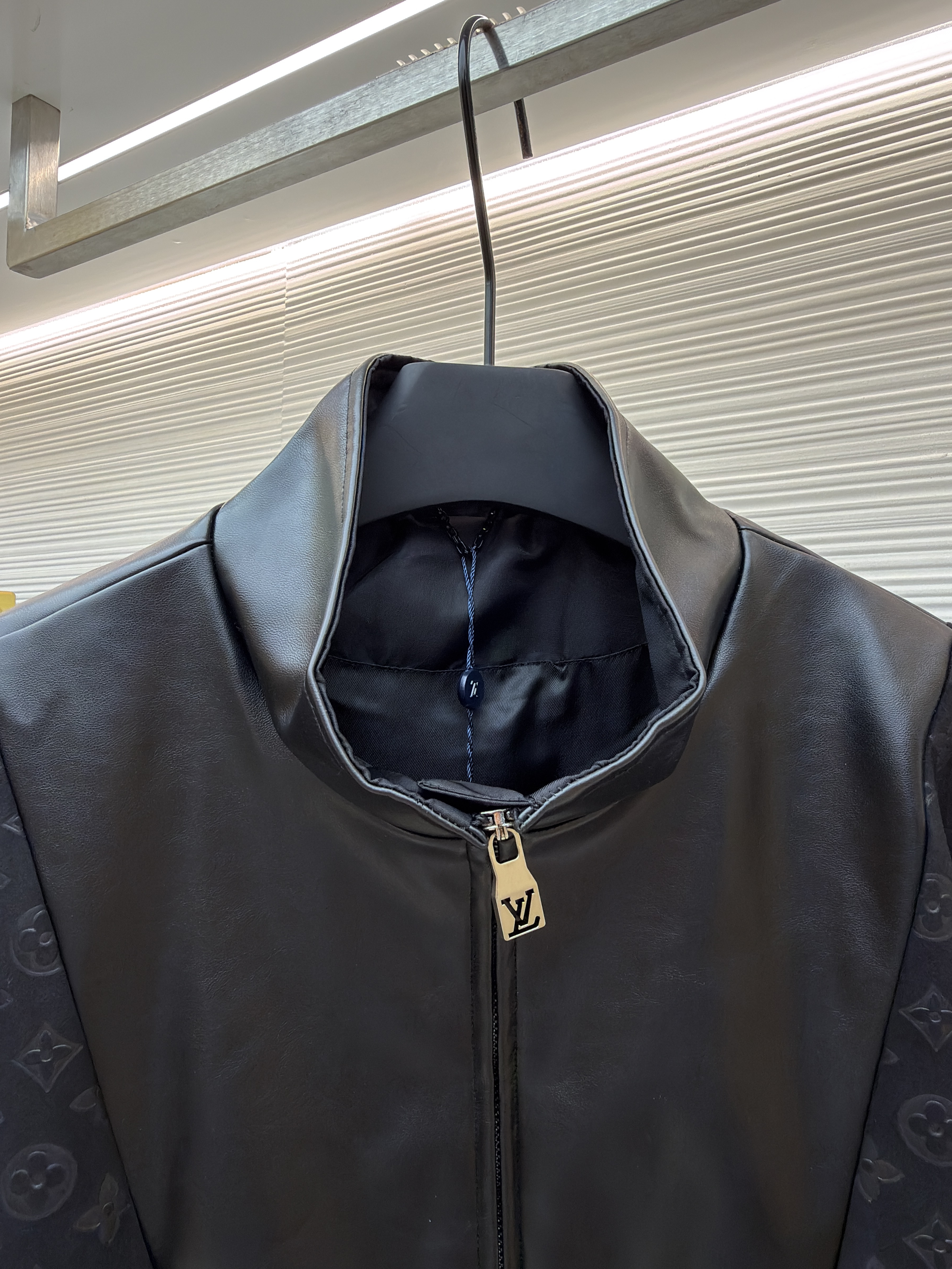 LOUIS VUITTON 老花压纹拼接皮衣夹克