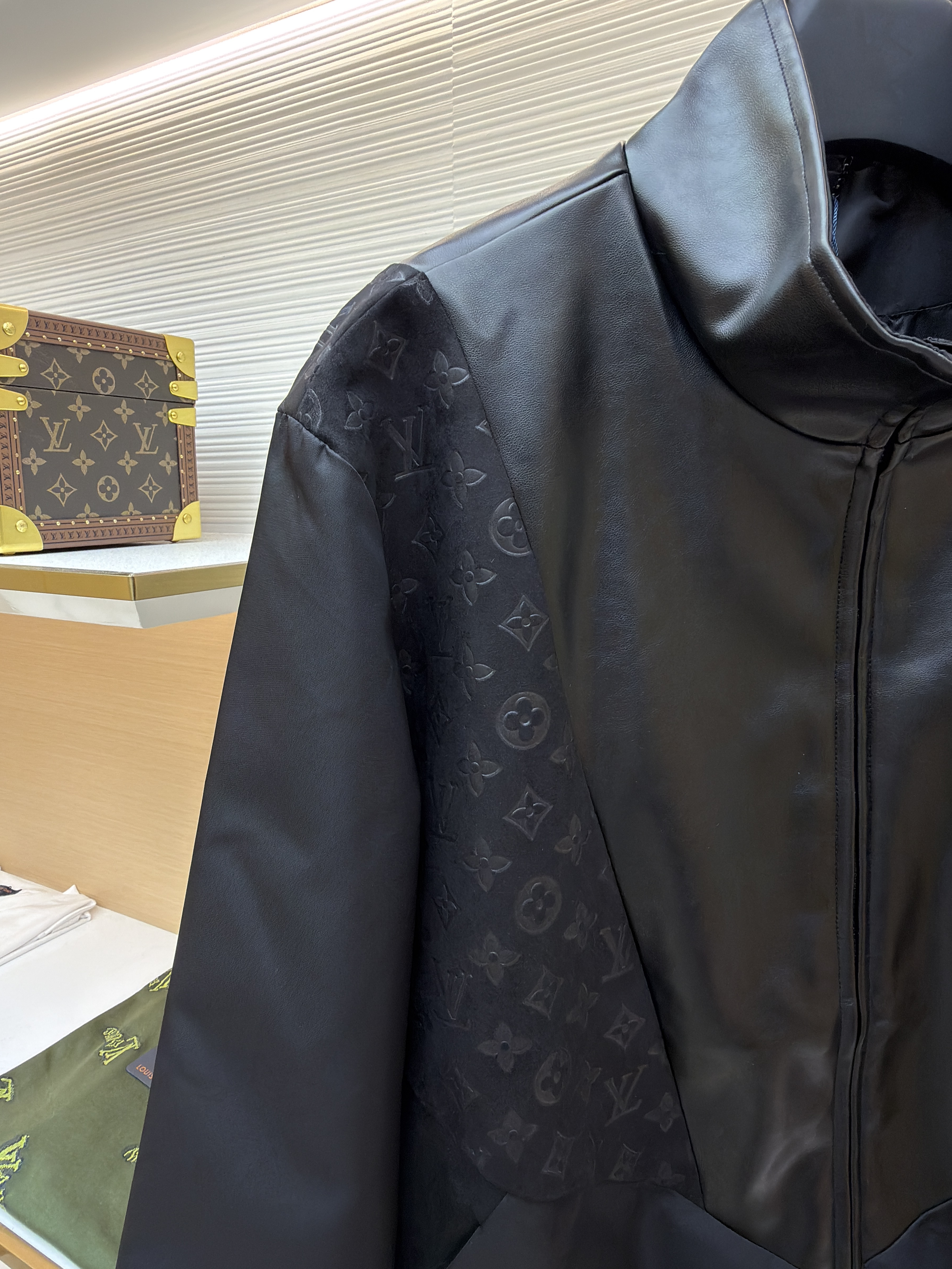 LOUIS VUITTON 老花压纹拼接皮衣夹克