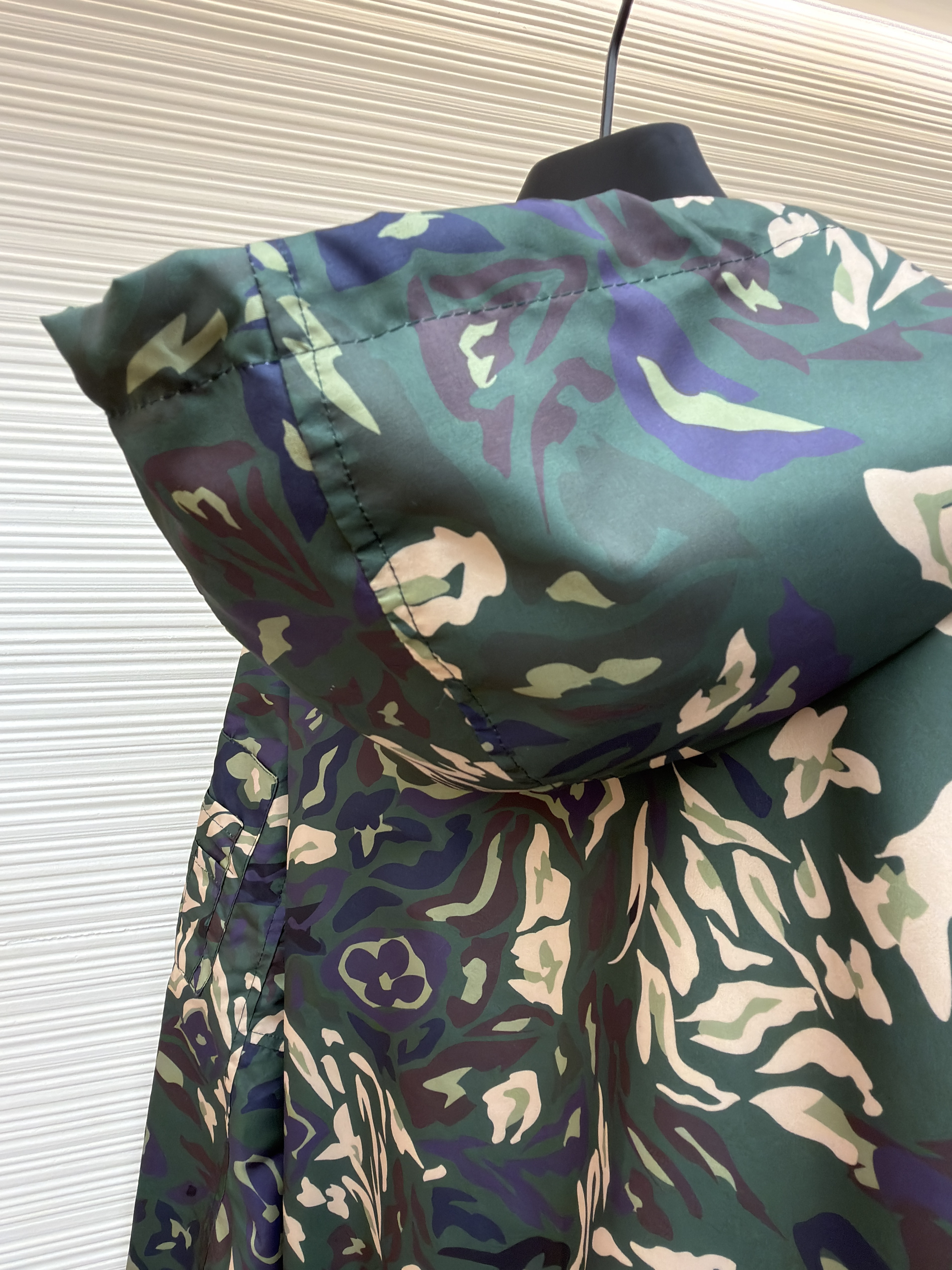 LOUIS VUITTON 迷彩印花双面穿连帽夹克外套