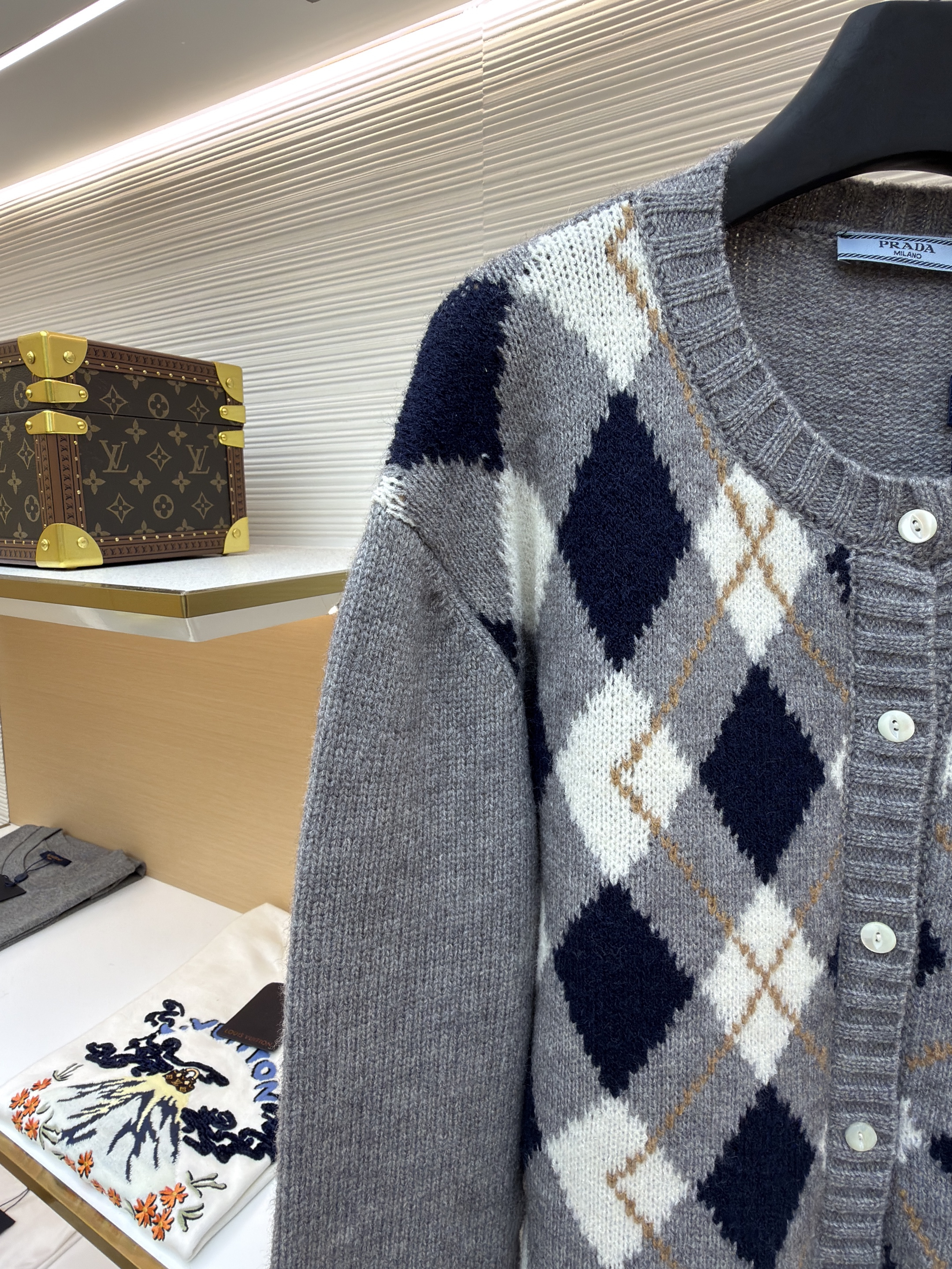 Prada刺绣菱形花毛织开衫